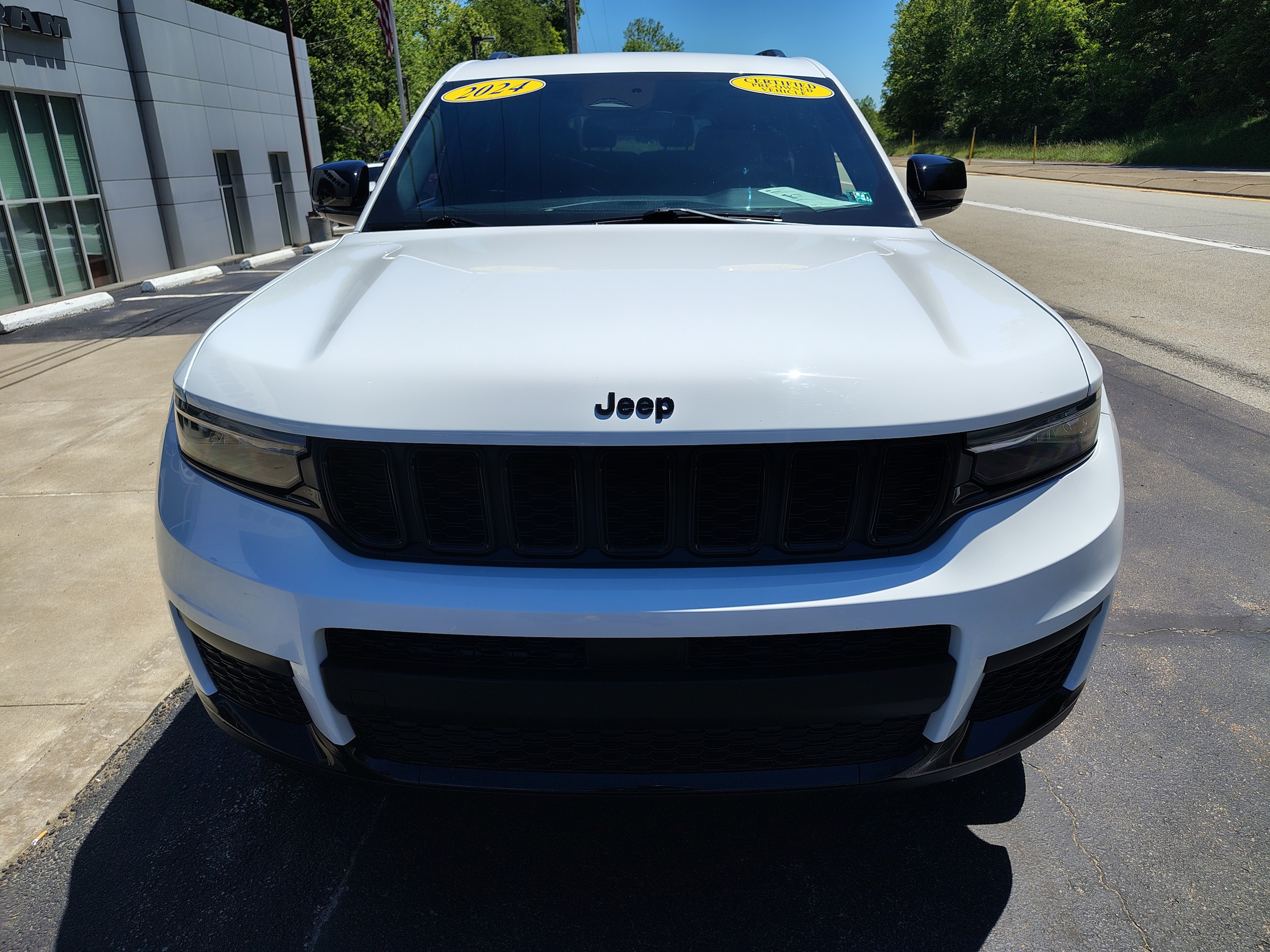 2024 Jeep Grand Cherokee L photo 3 of 40