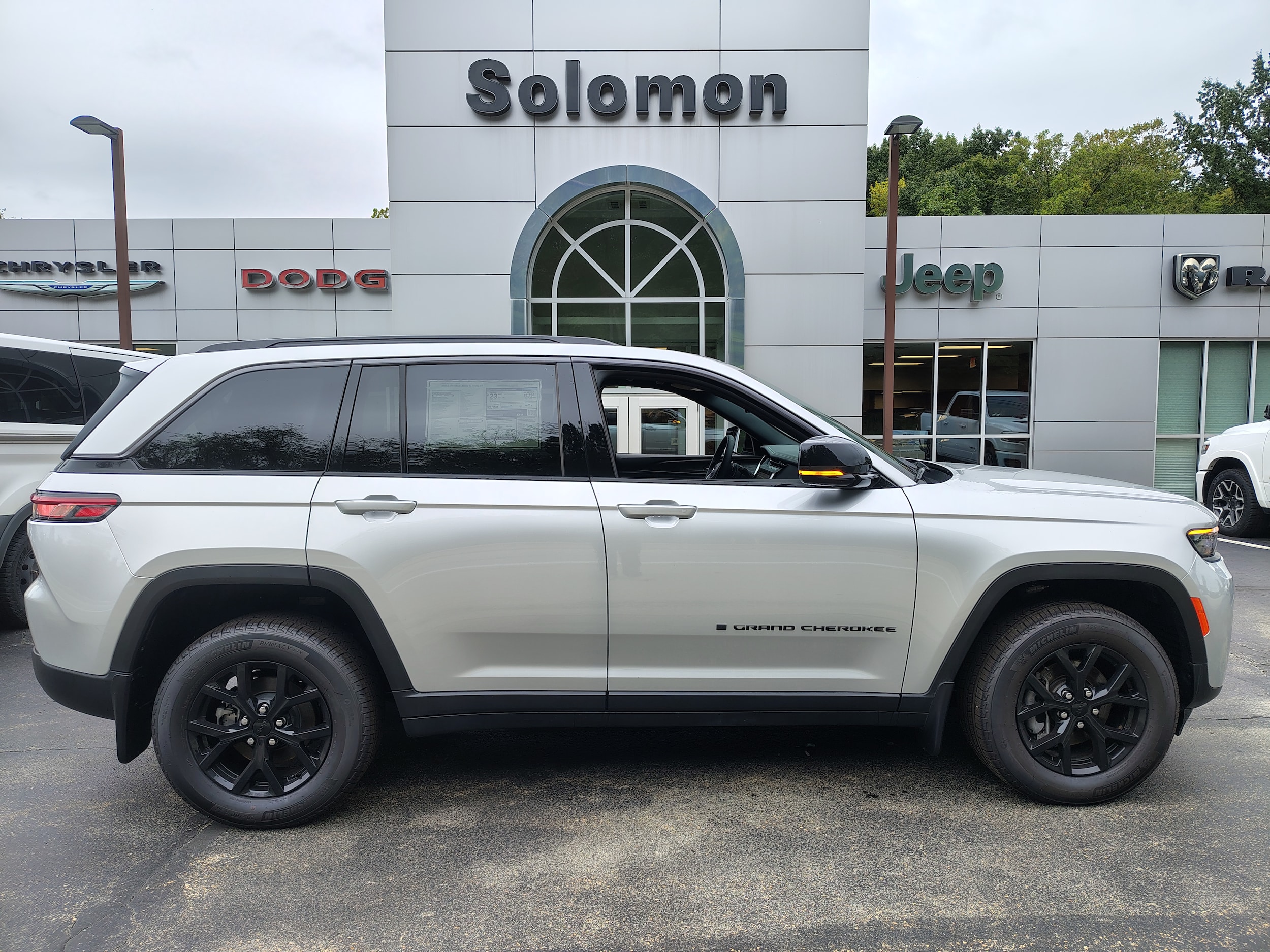 2026 Jeep Grand Cherokee LAREDO ALTITUDE 4X4 Silver Zynith at Three Rivers CJD