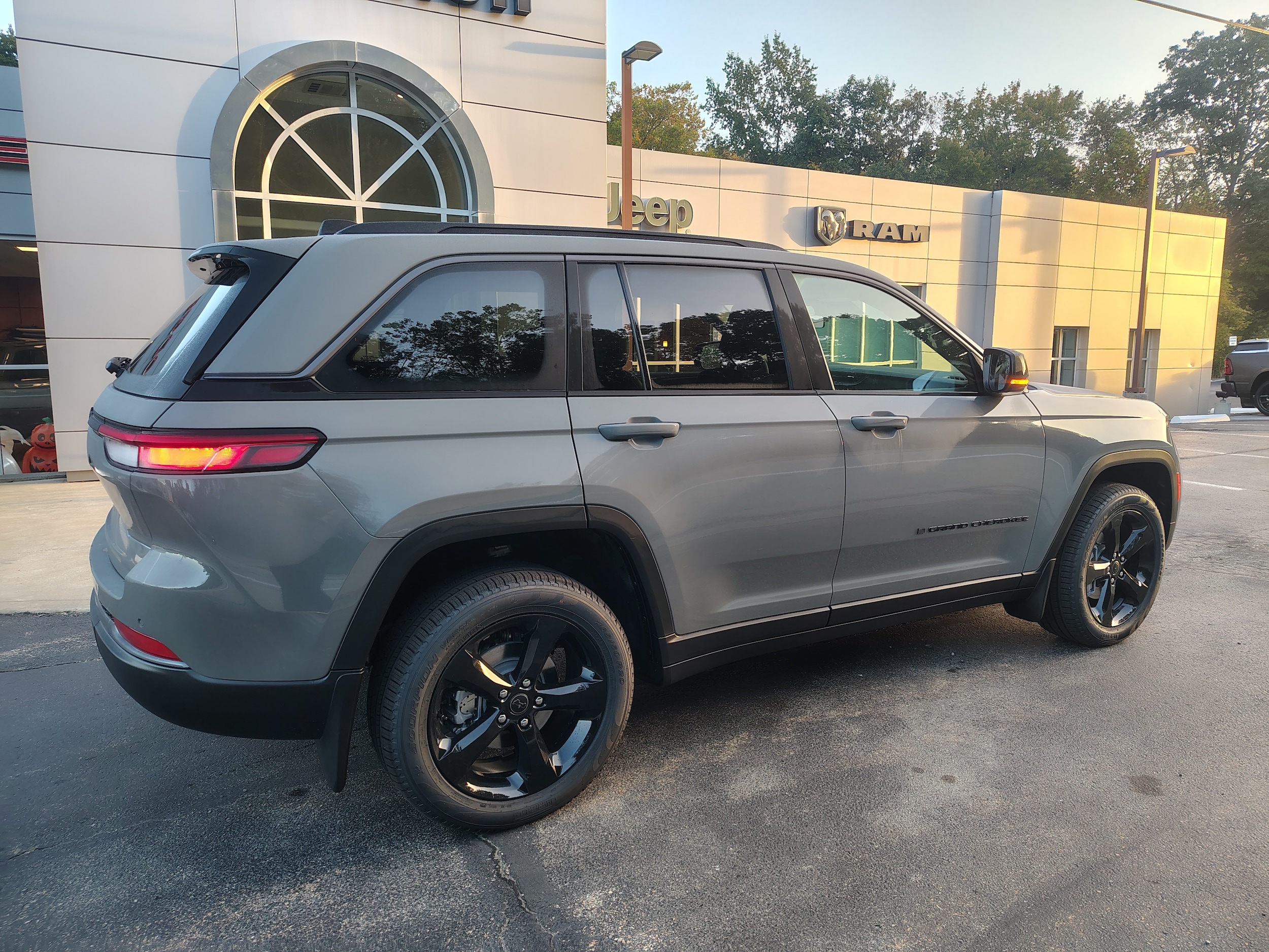 2027 Jeep Grand Cherokee photo 16 of 43