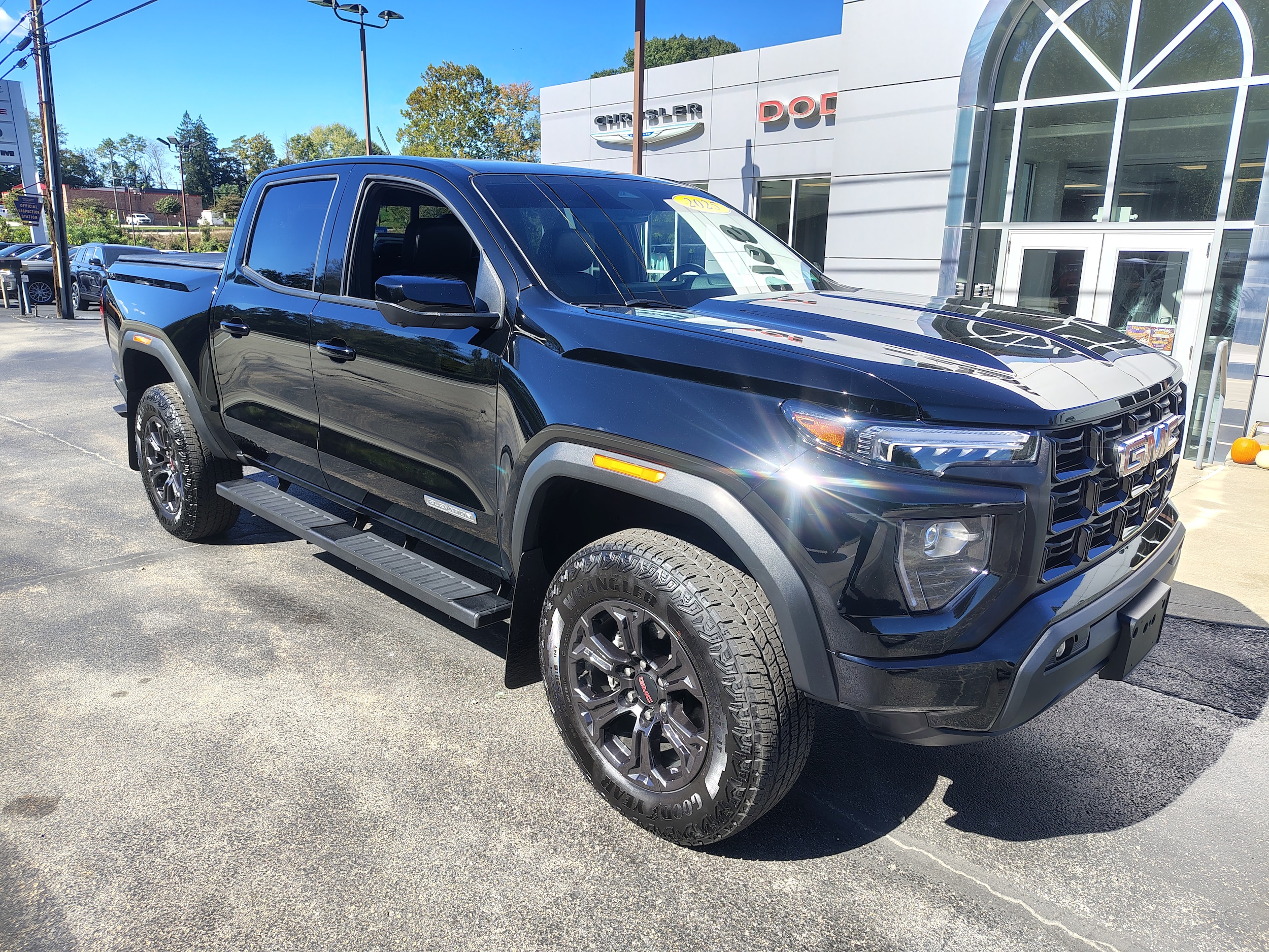 2025 GMC Canyon photo 2 of 39