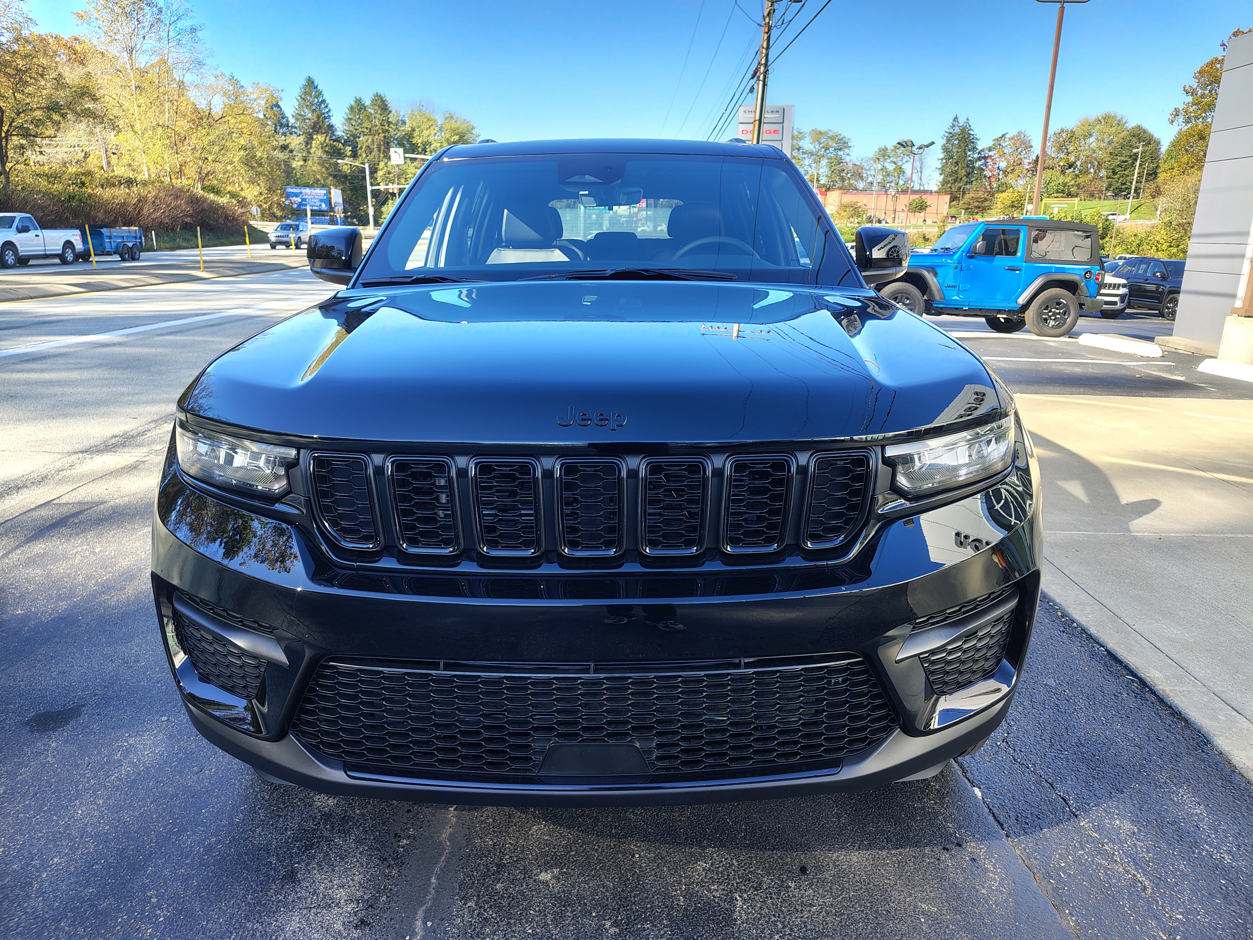 2027 Jeep Grand Cherokee photo 3 of 39