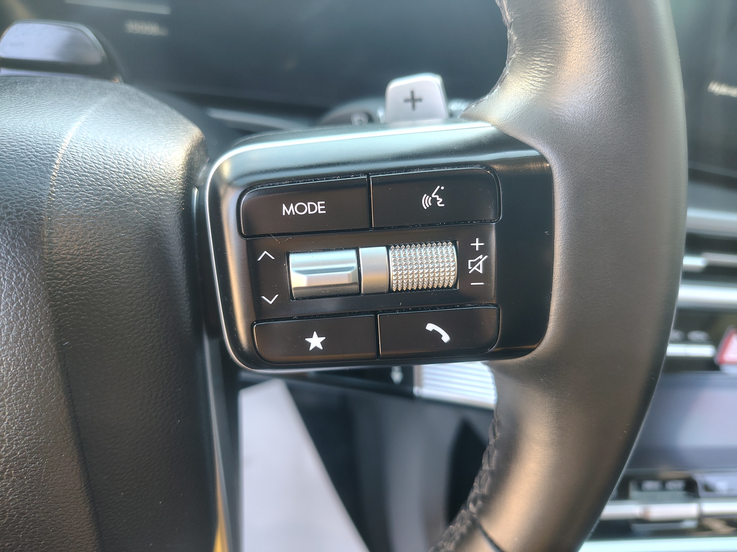 2025 Hyundai Santa Fe Hybrid photo 34 of 40