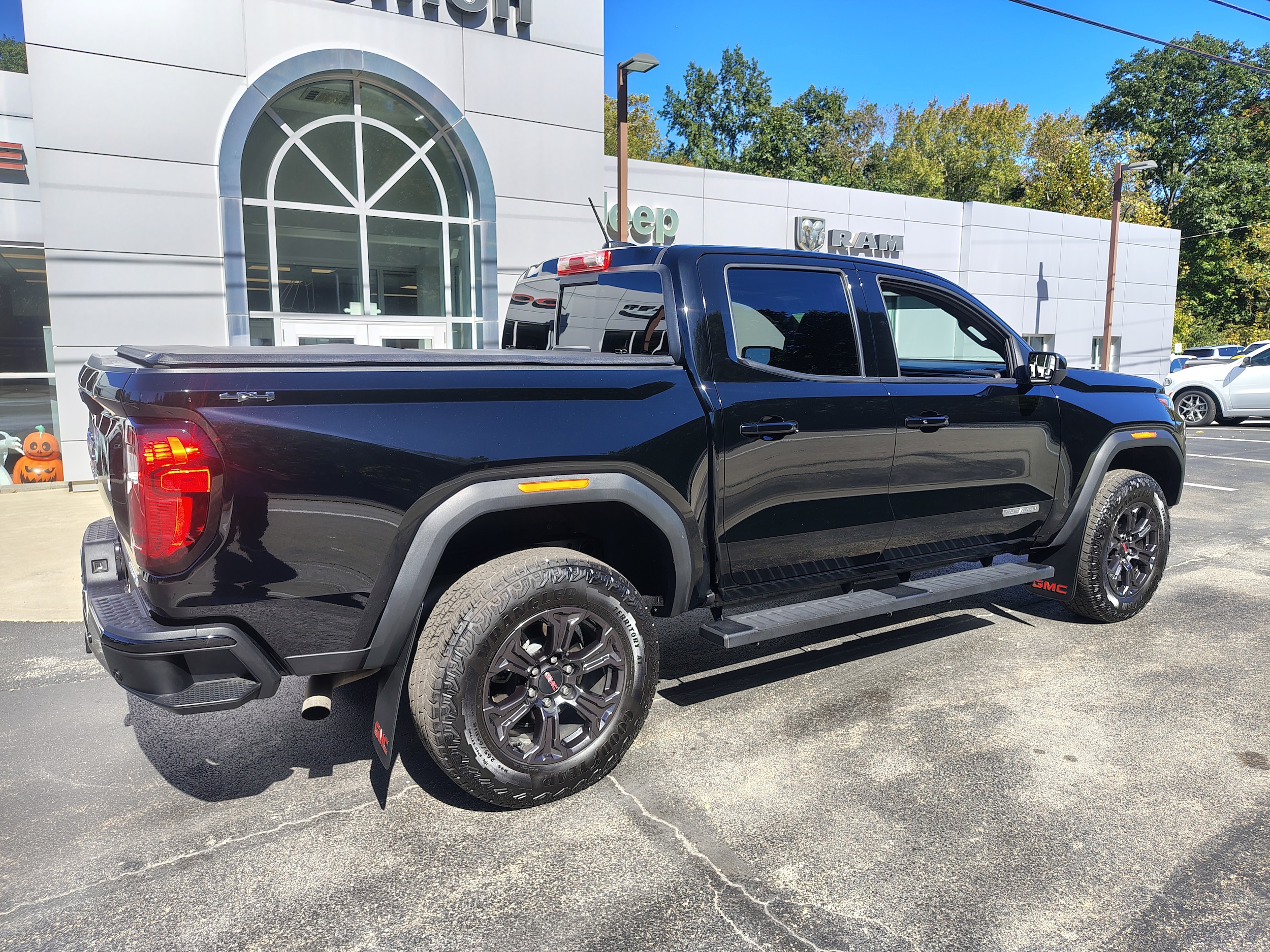 2025 GMC Canyon photo 13 of 39