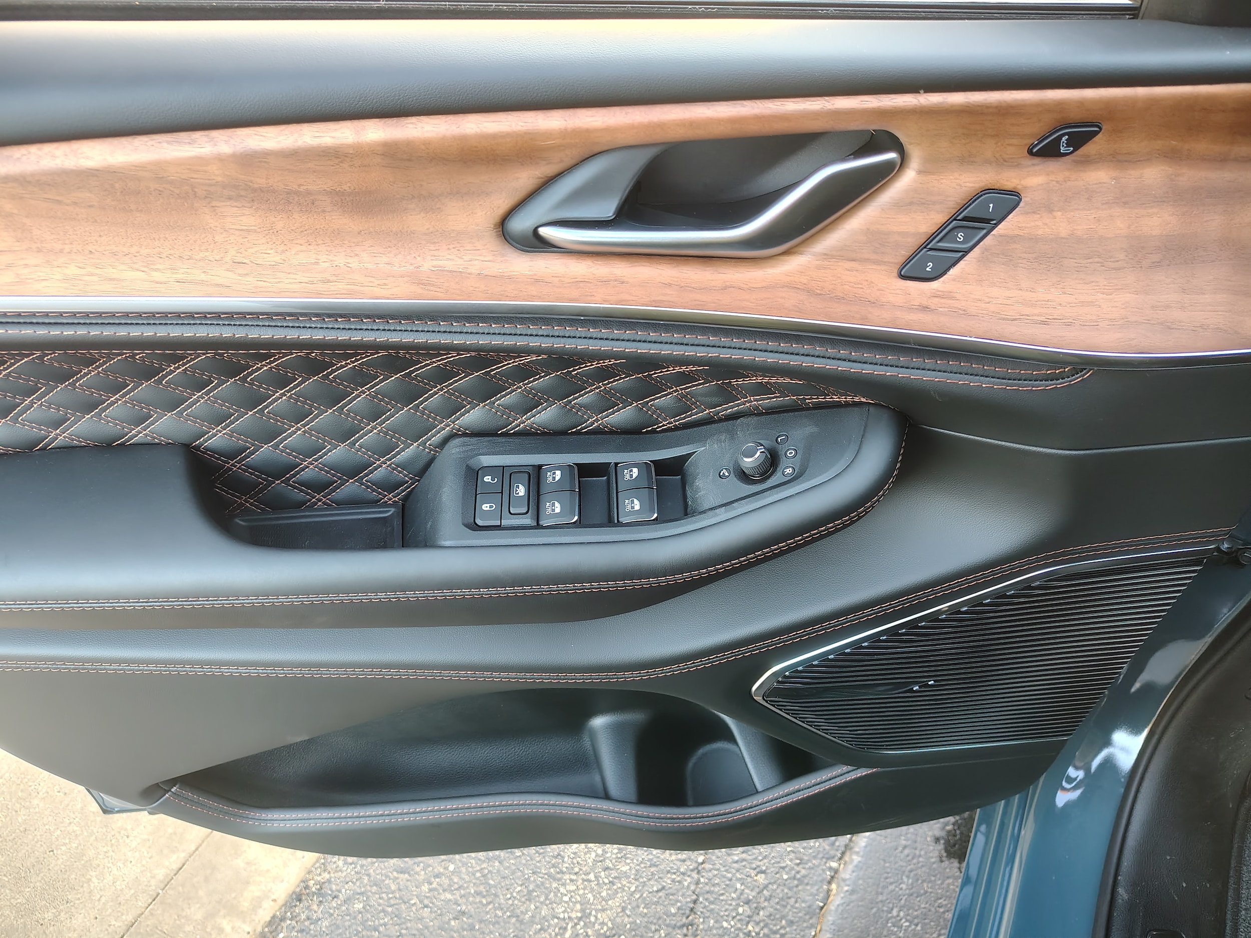 2027 Jeep Grand Cherokee photo 24 of 47