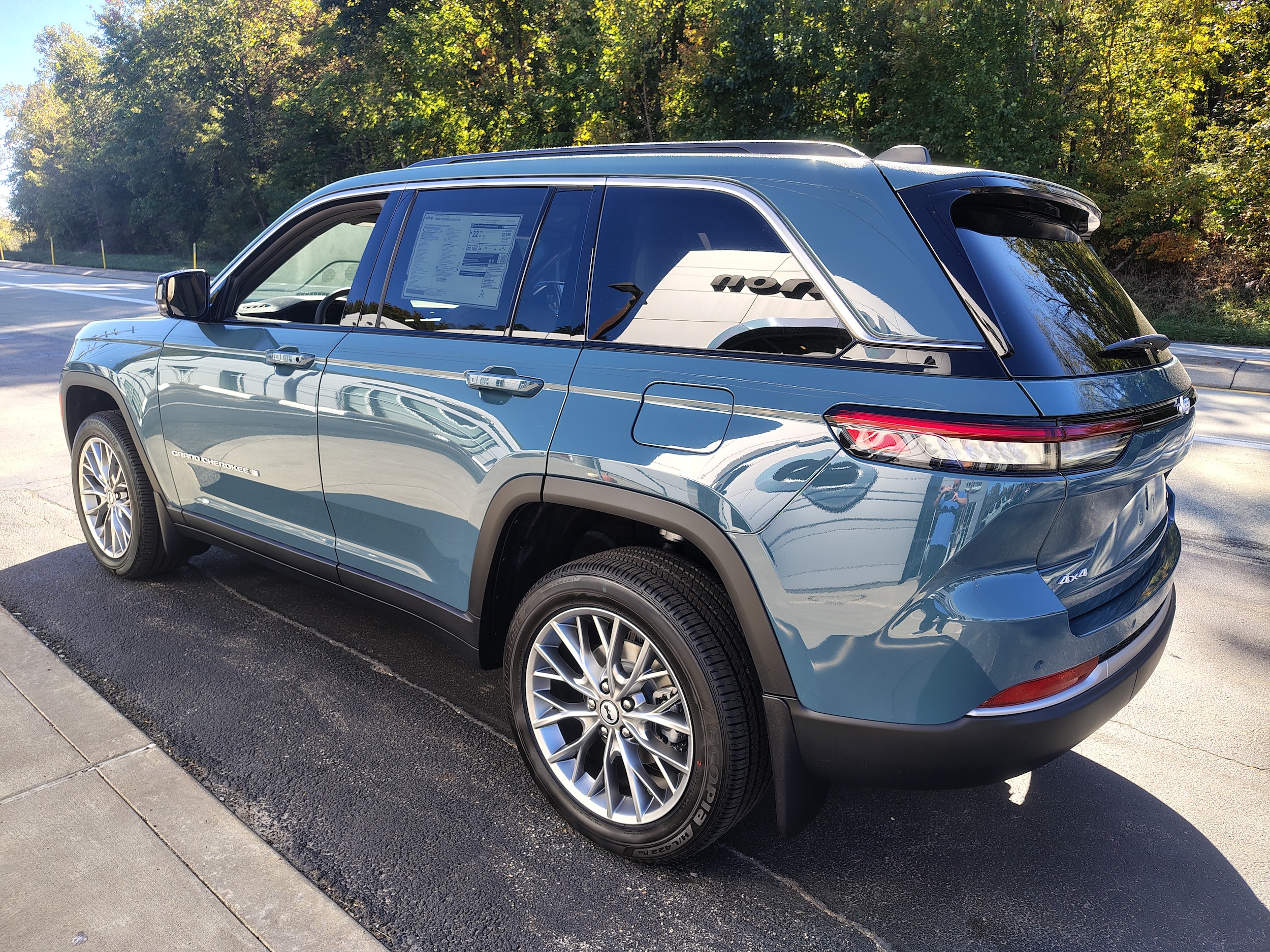 2027 Jeep Grand Cherokee photo 7 of 44