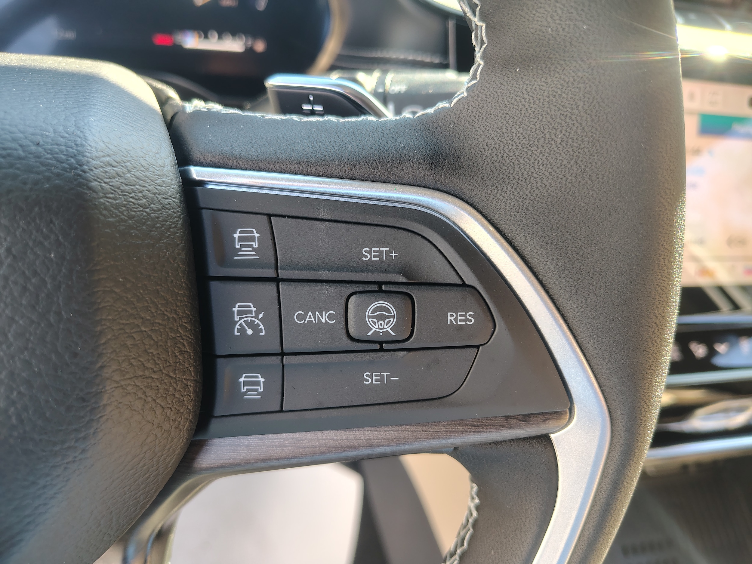 2027 Jeep Grand Cherokee photo 37 of 44
