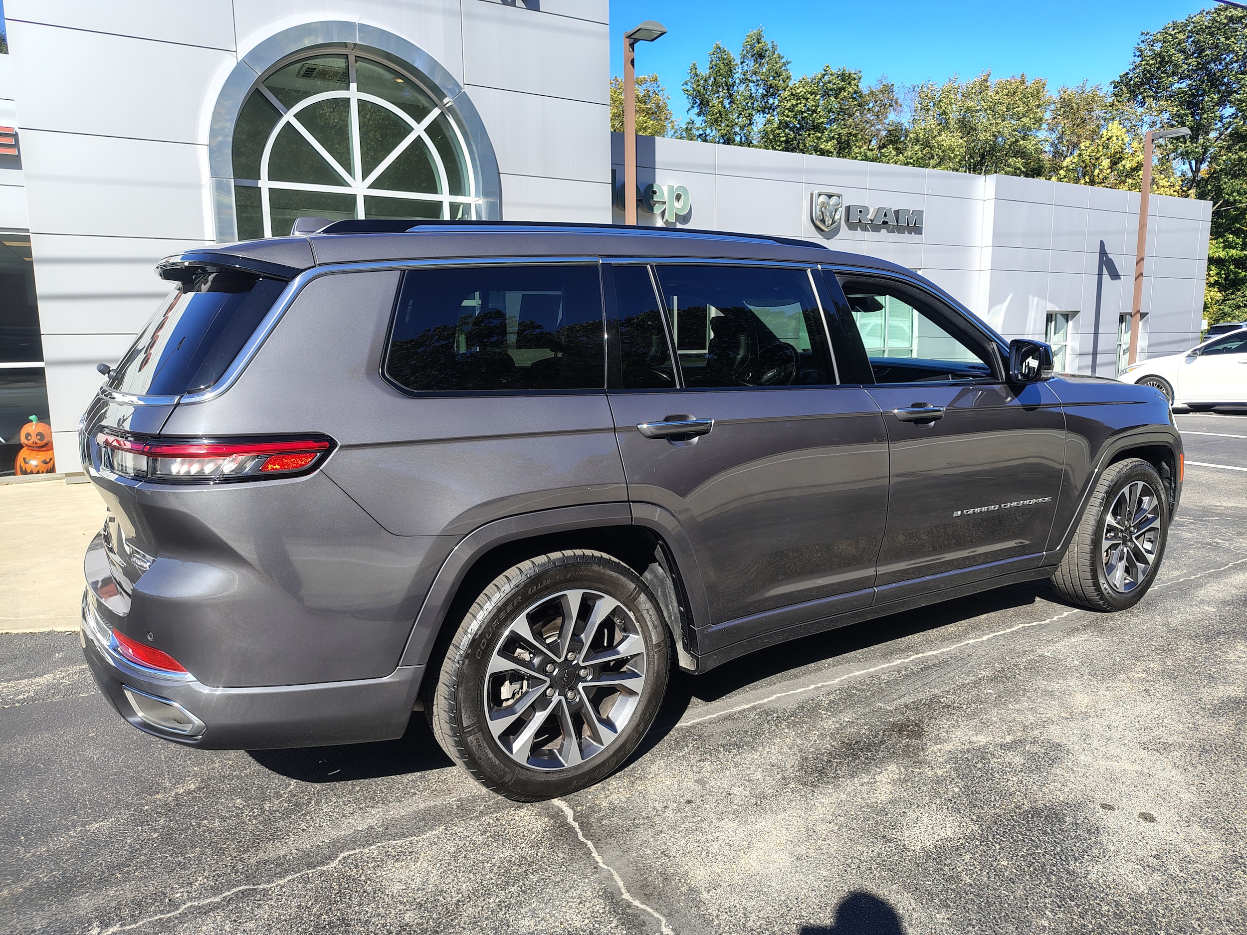 2022 Jeep Grand Cherokee L photo 16 of 46