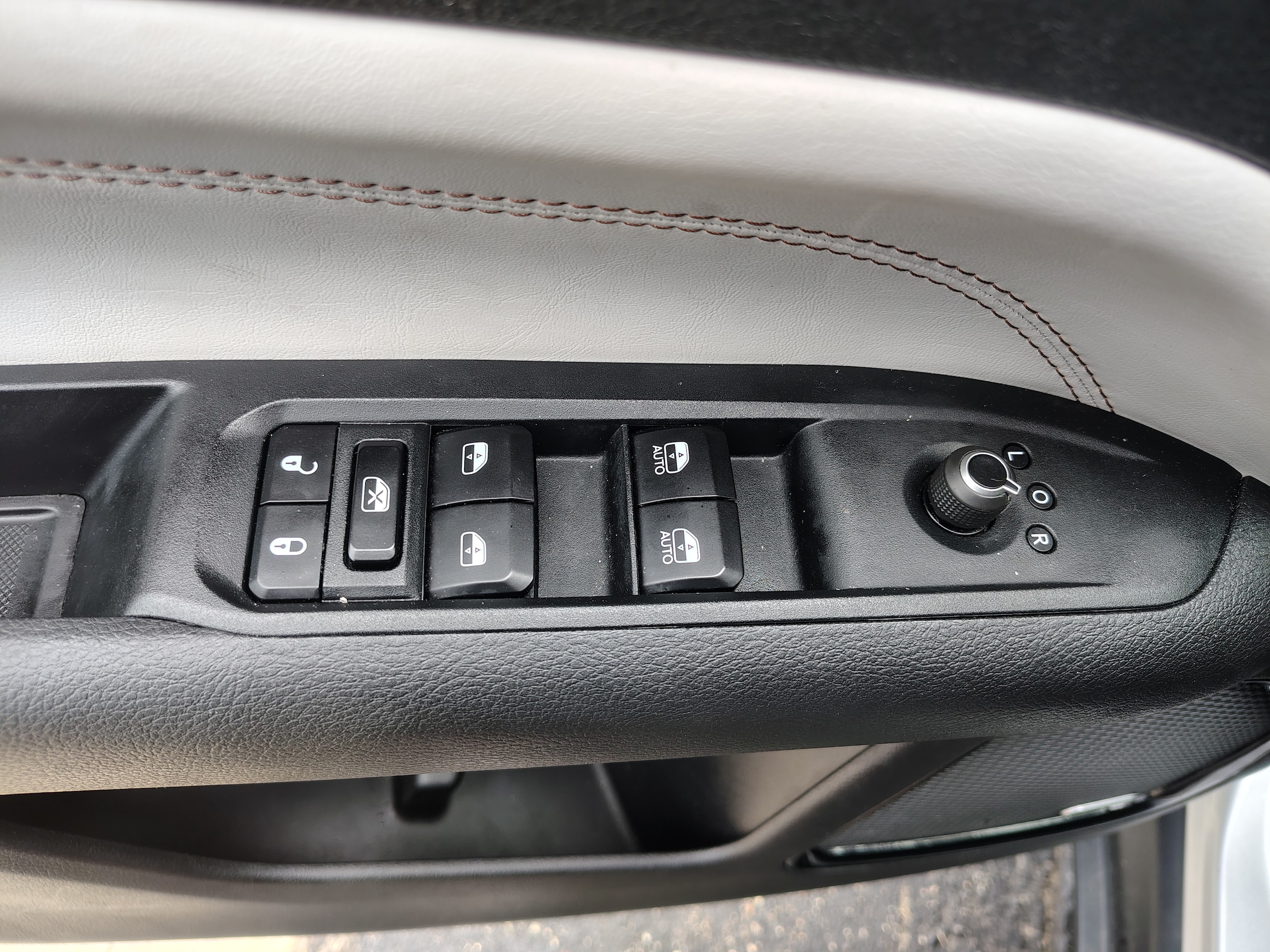 2024 Jeep Compass Limited Silver Zynith Metallic Clearcoat at Solomon CJD Carmichaels