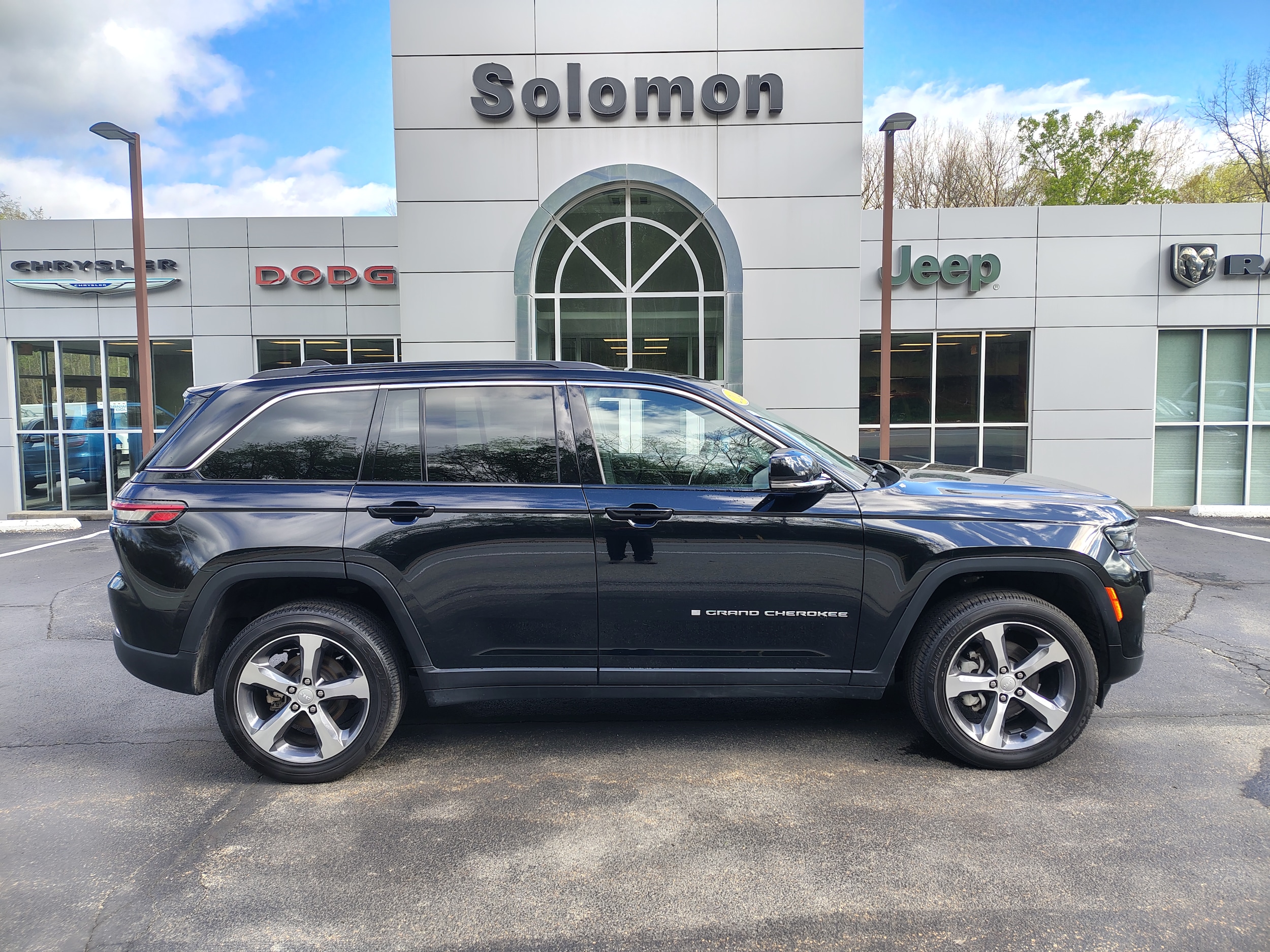 2024 Jeep Grand Cherokee Limited Diamond Black Crystal Pearlcoat at Solomon CJD Carmichaels