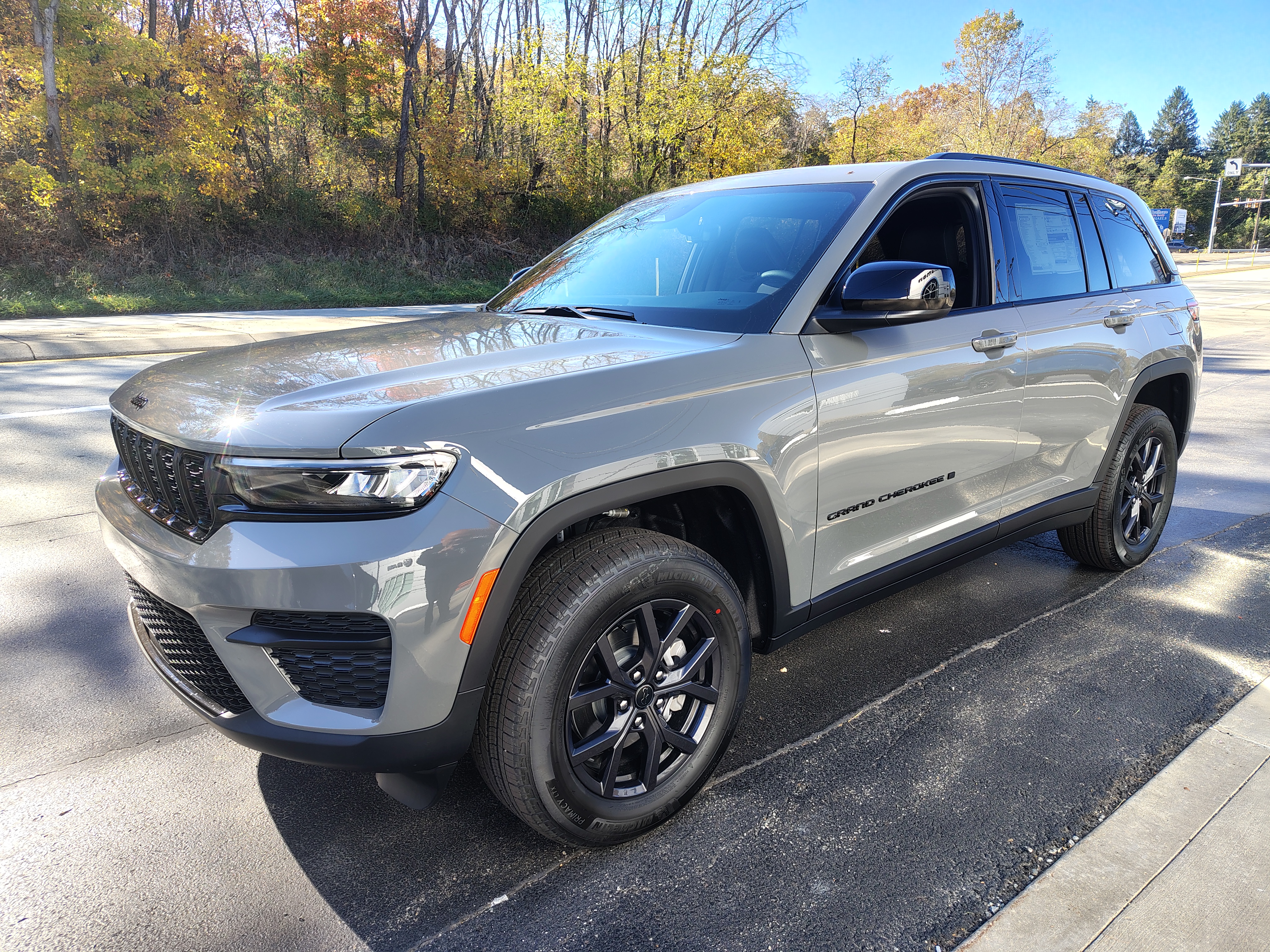 2027 Jeep Grand Cherokee photo 4 of 40