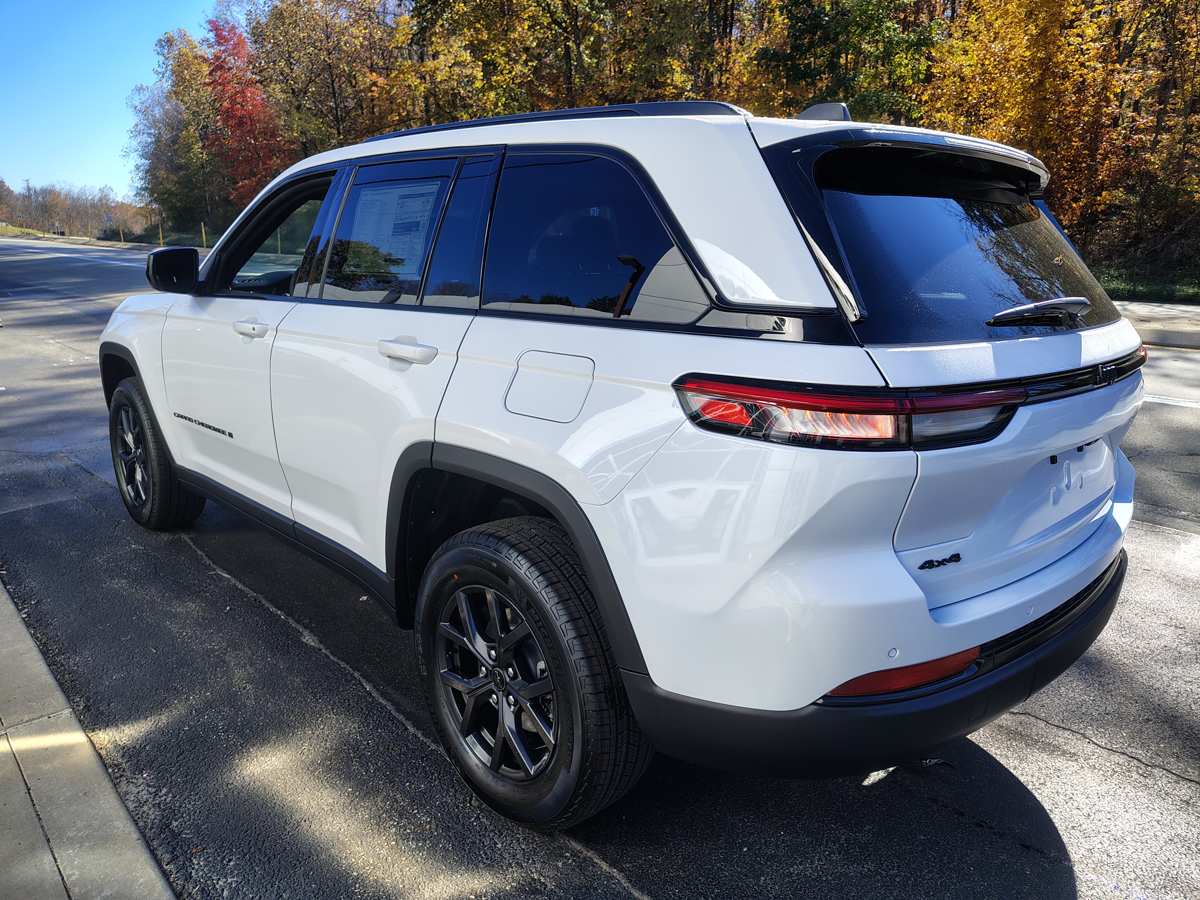 2027 Jeep Grand Cherokee photo 7 of 39