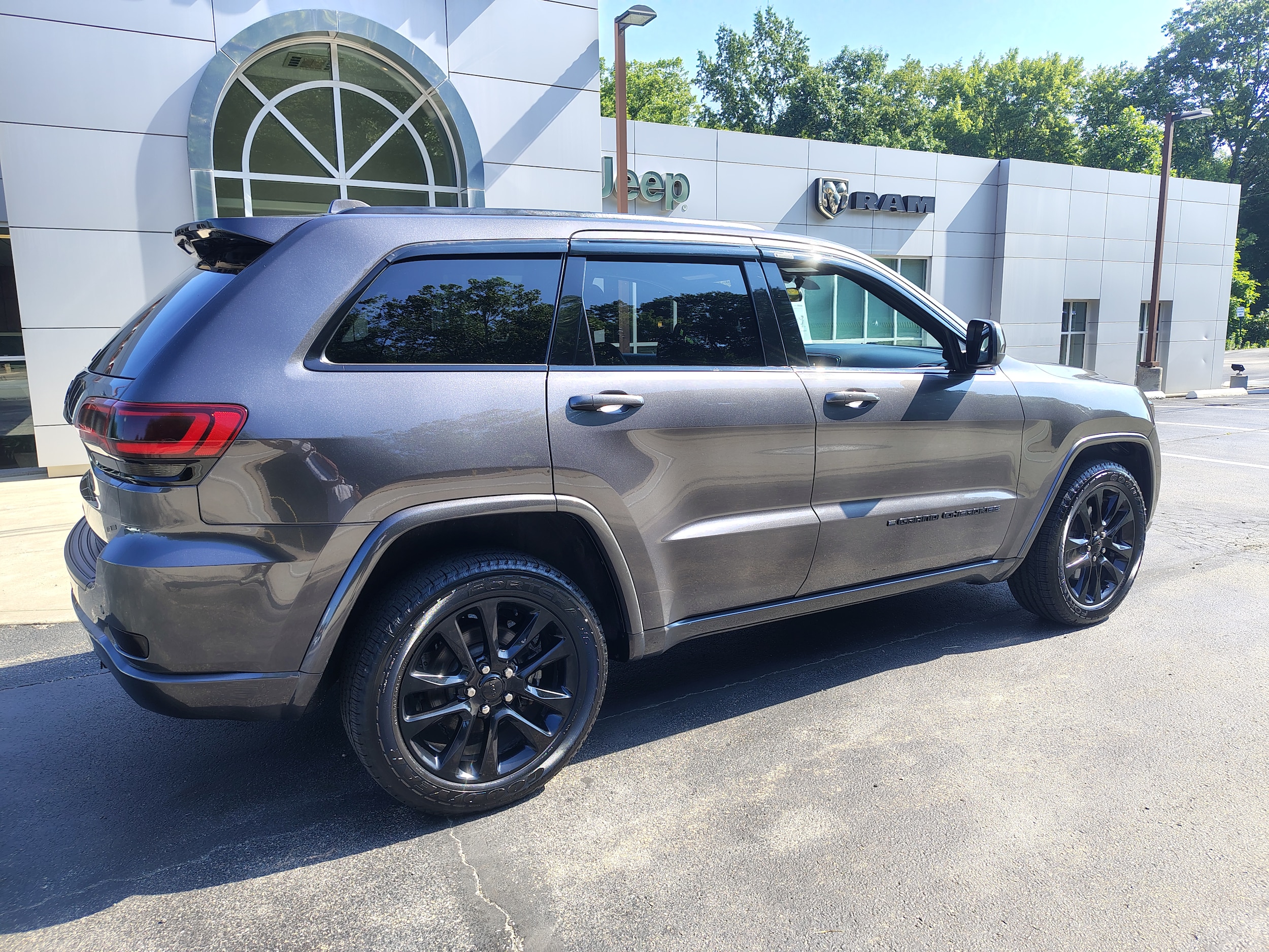 2021 Jeep Grand Cherokee Laredo X Granite Crystal Metallic Clearcoat at Solomon CJD Carmichaels