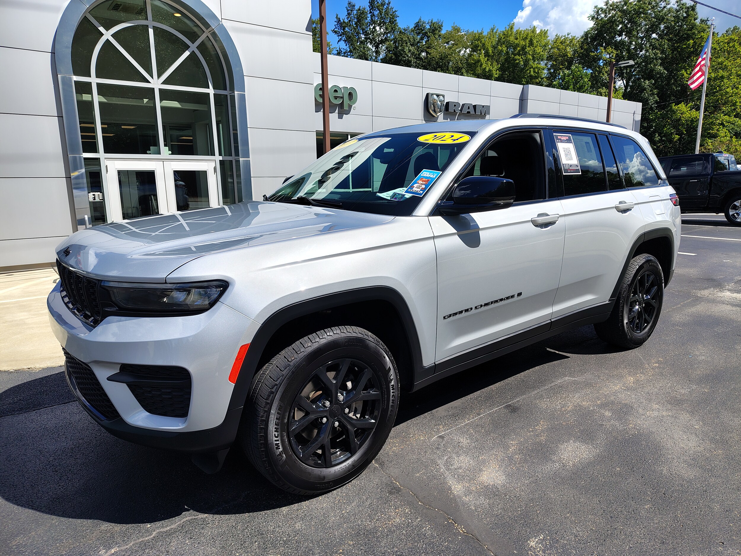 2024 Jeep Grand Cherokee Altitude photo 2
