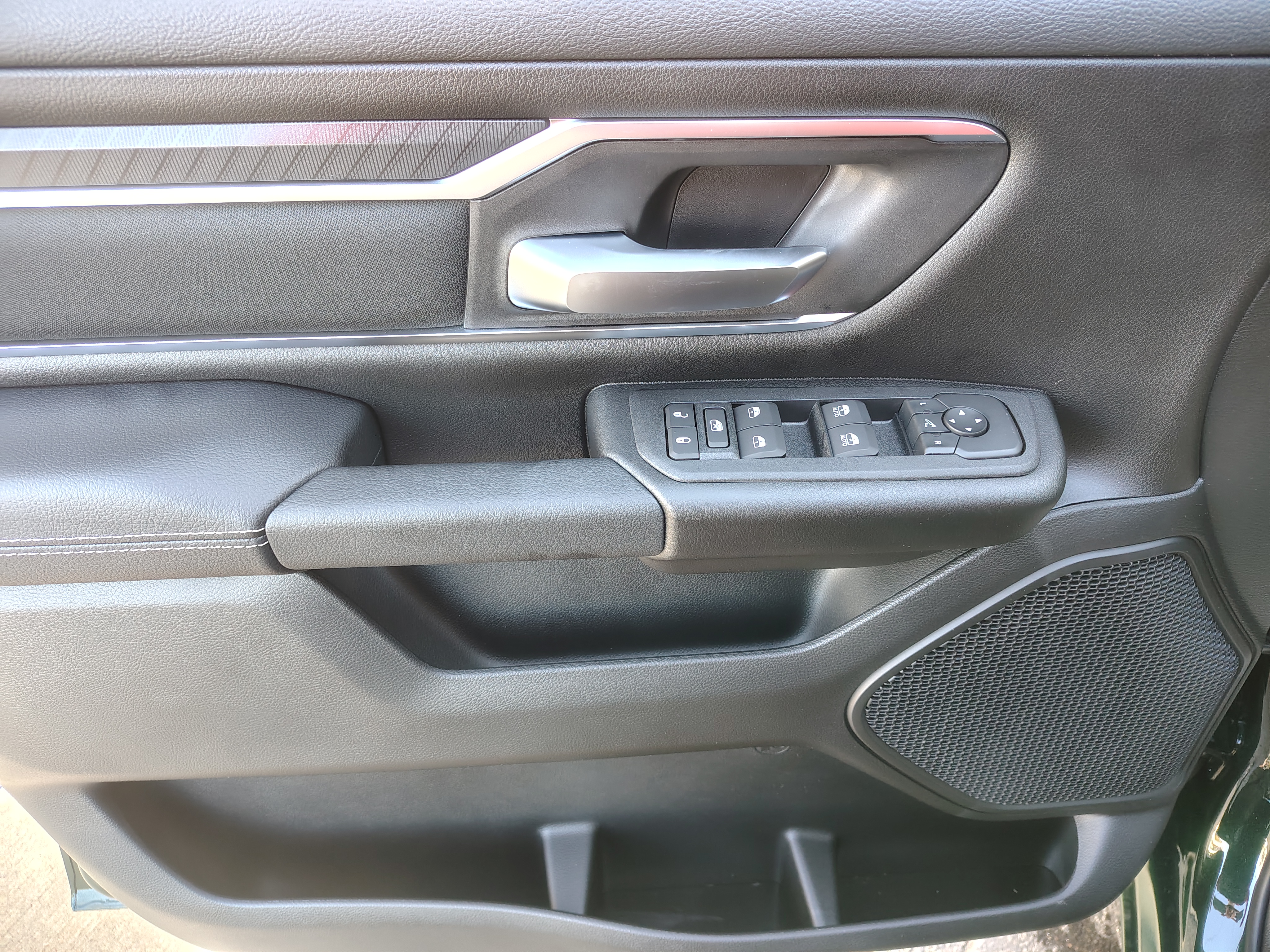 2027 Ram 1500 photo 17 of 40
