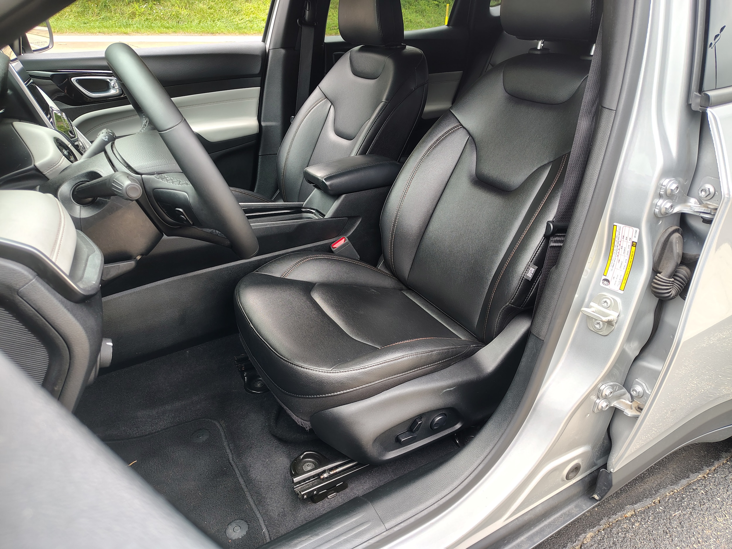 2024 Jeep Compass Limited Silver Zynith Metallic Clearcoat at Solomon CJD Carmichaels