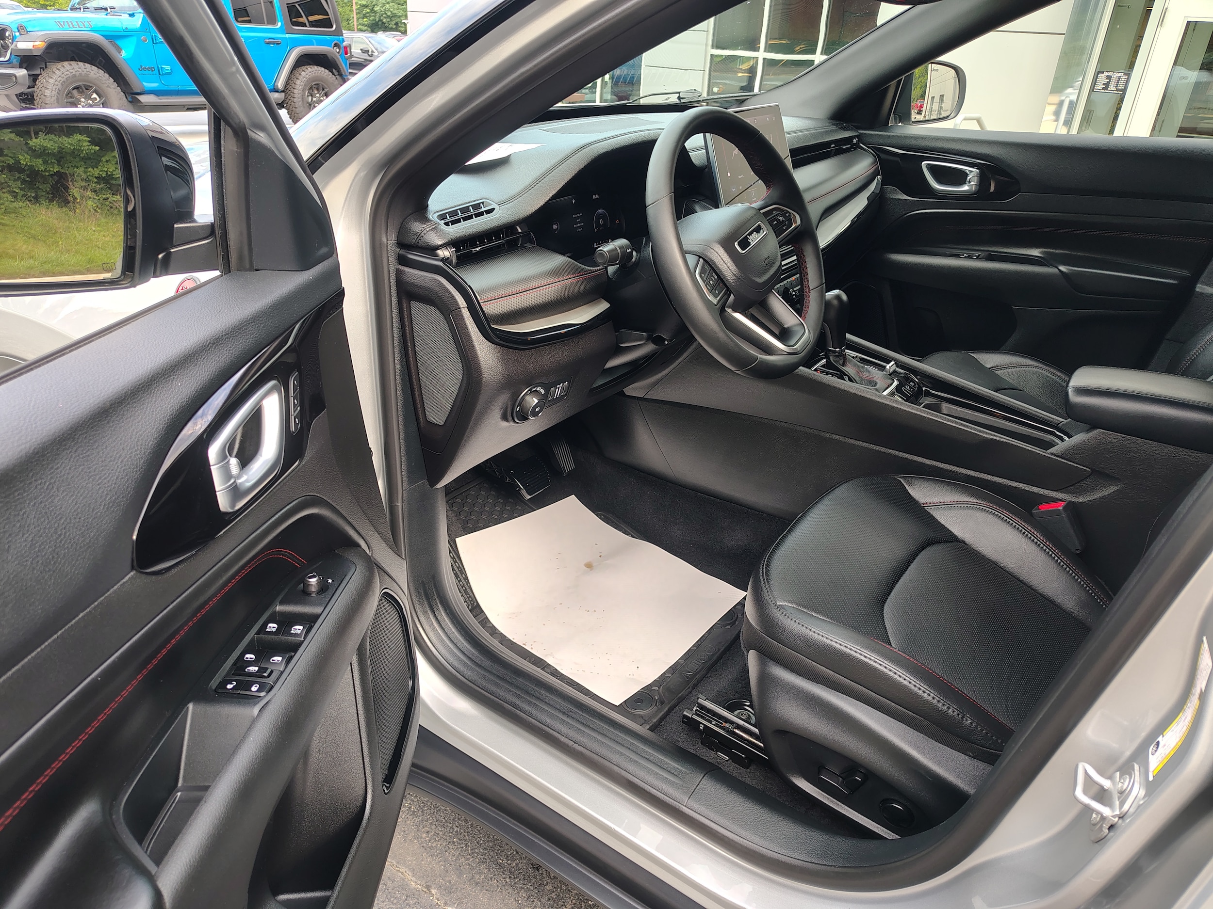 2025 Jeep Compass Trailhawk Silver Zynith Metallic Clearcoat at Solomon CJD Carmichaels