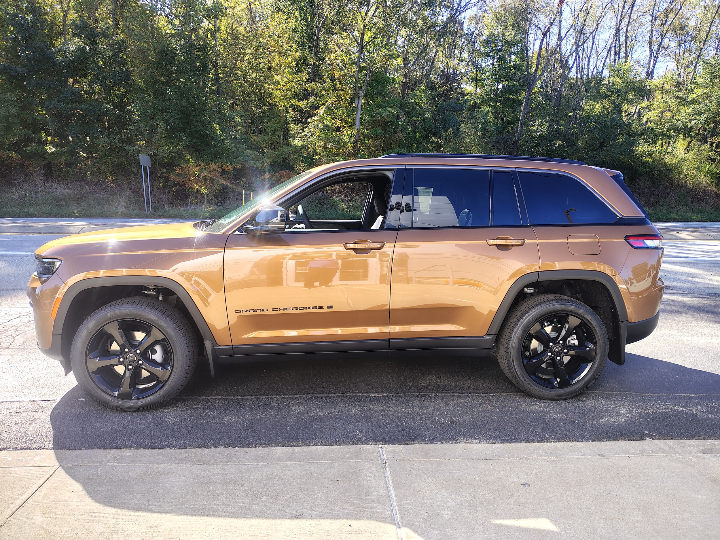 2027 Jeep Grand Cherokee photo 6 of 45