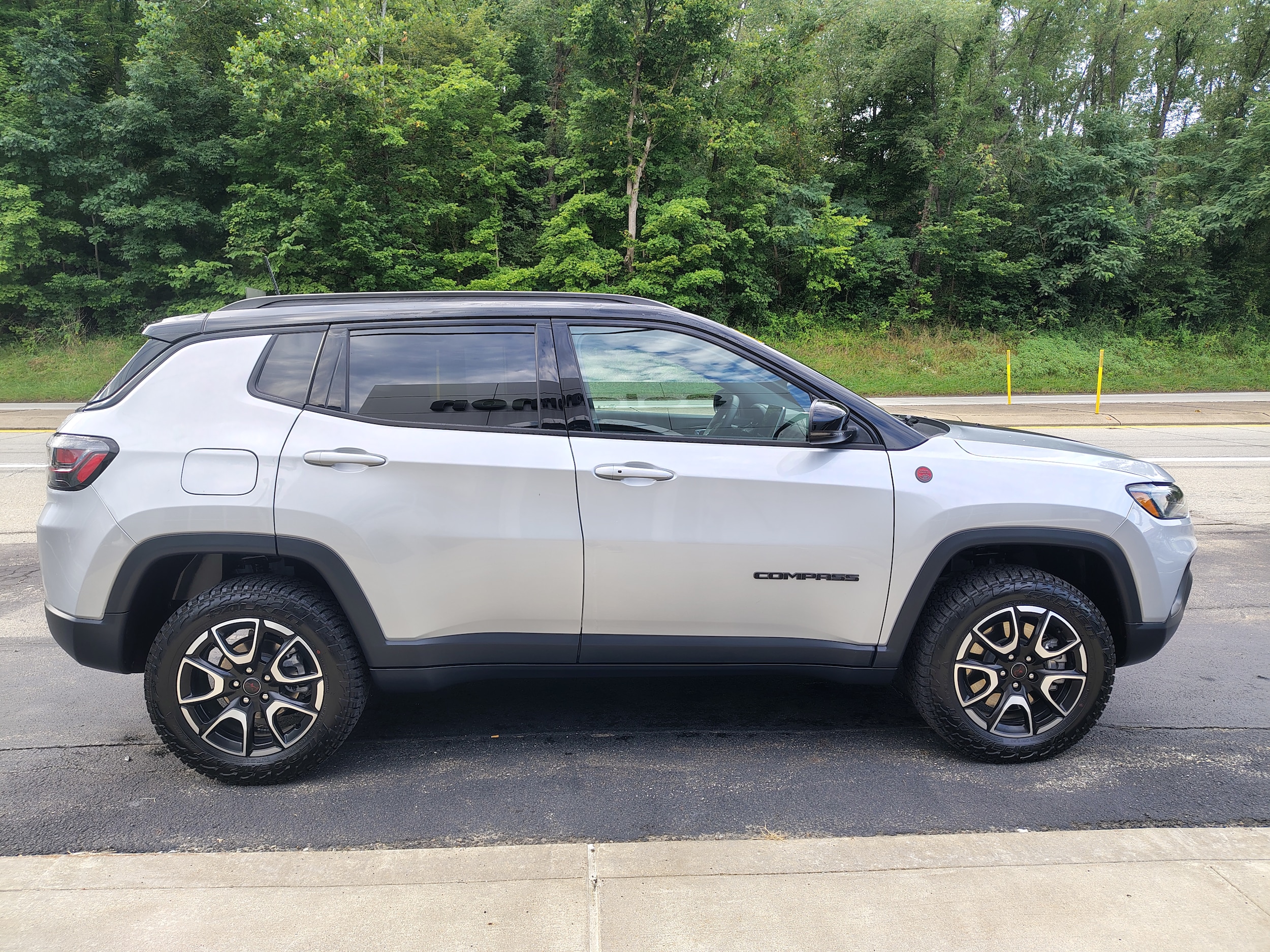 2025 Jeep Compass Trailhawk Silver Zynith Metallic Clearcoat at Solomon CJD Carmichaels