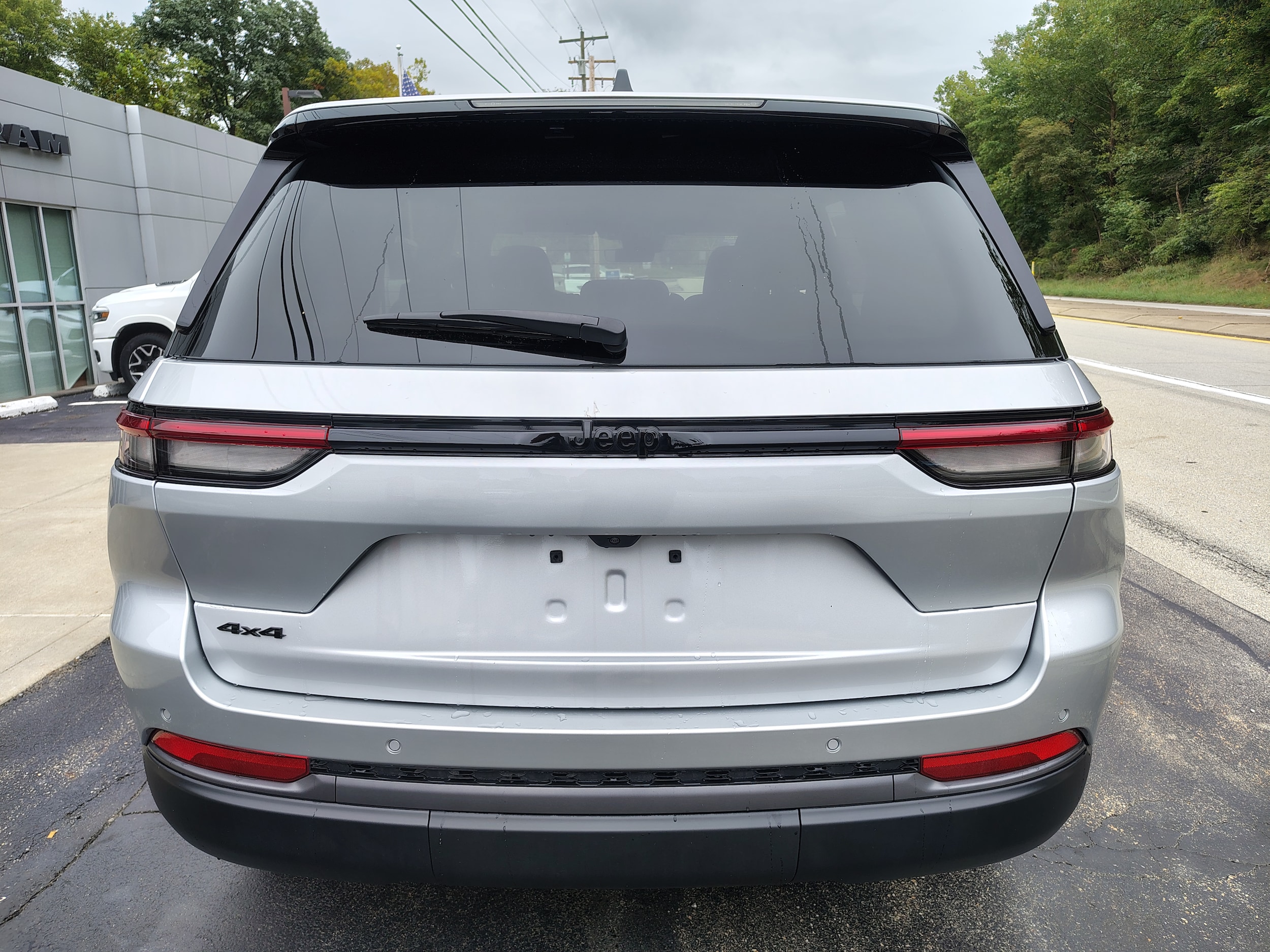 2026 Jeep Grand Cherokee LAREDO ALTITUDE 4X4 Silver Zynith at Three Rivers CJD