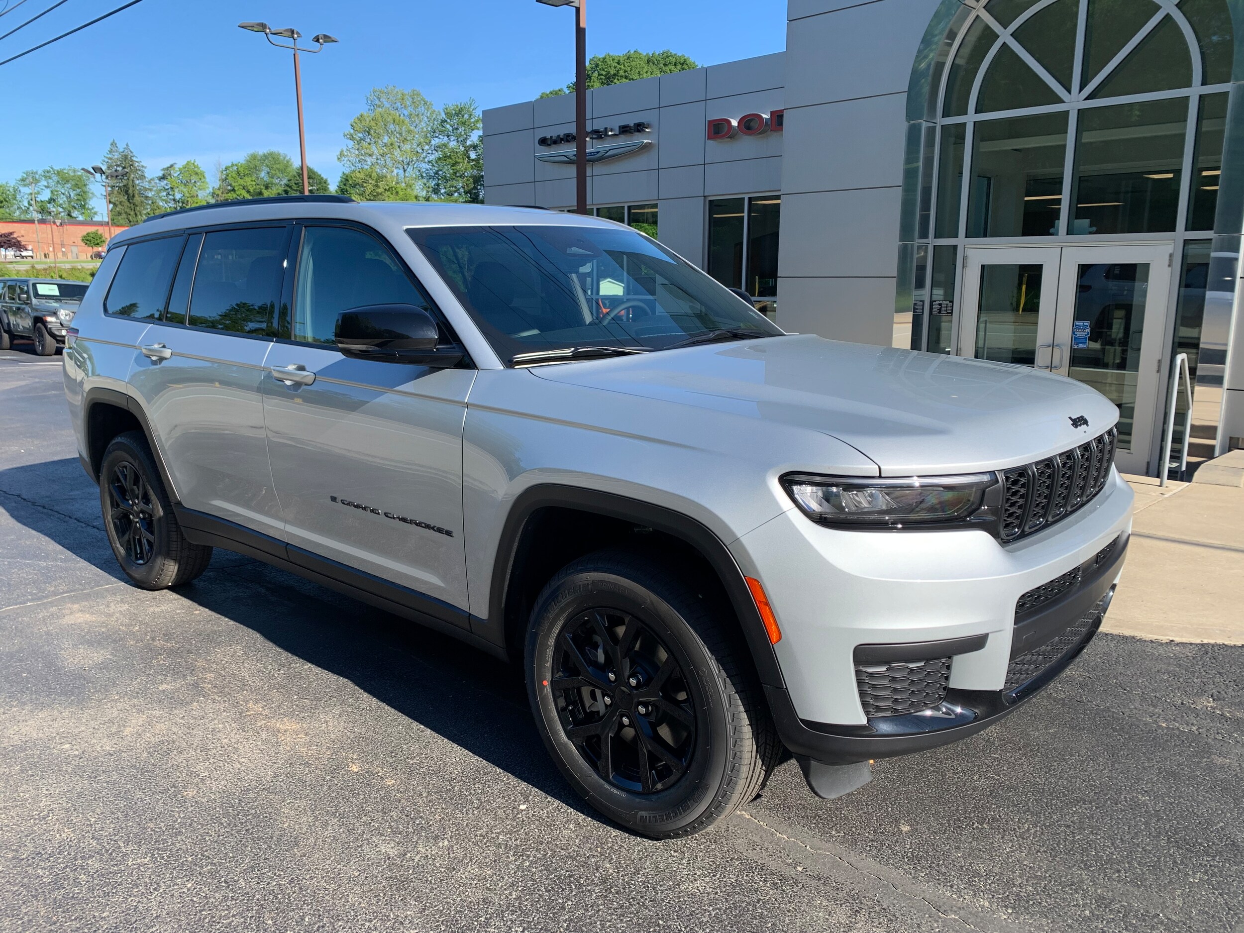 2025 Jeep Grand Cherokee Altitude photo 2
