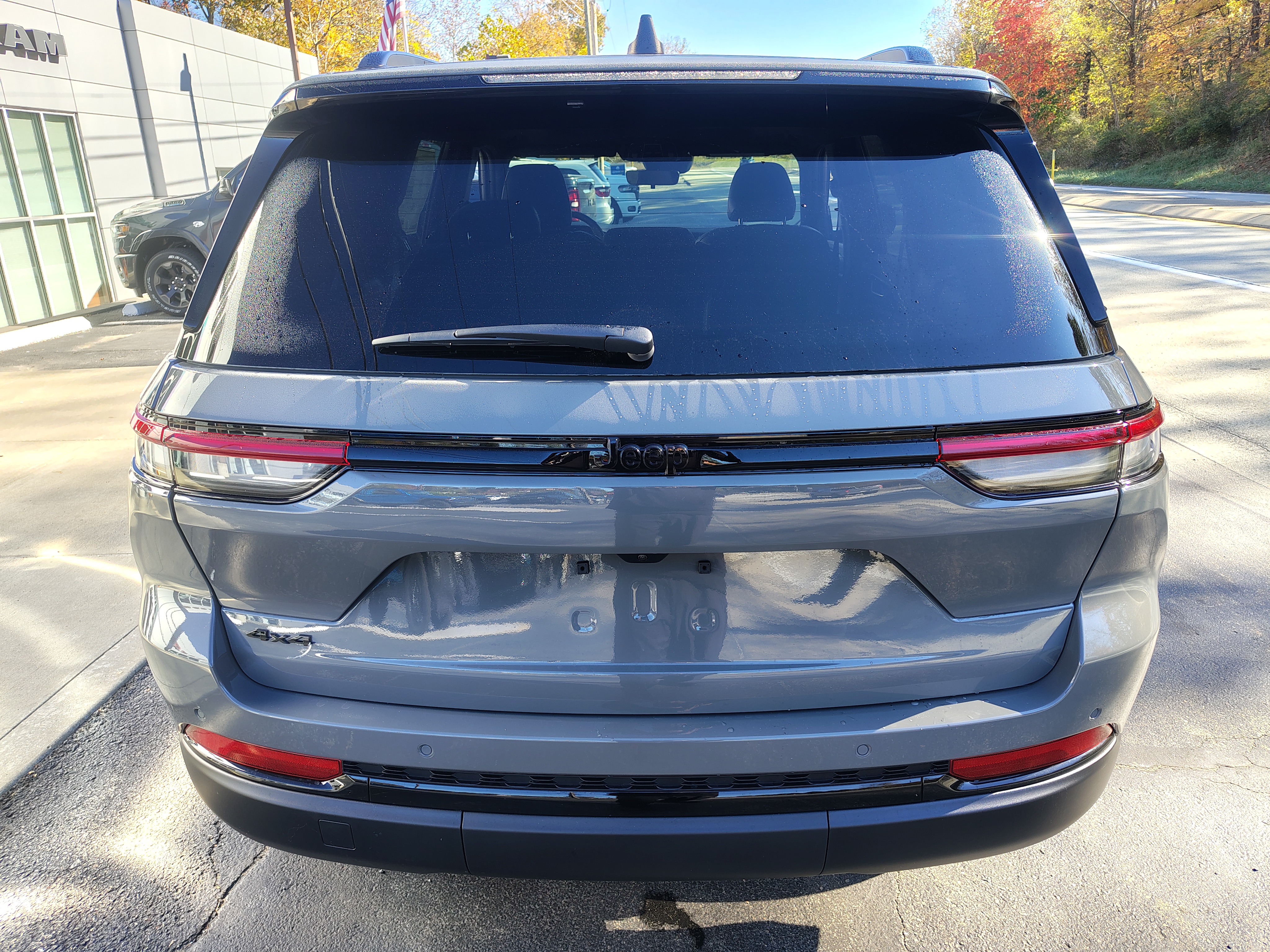 2027 Jeep Grand Cherokee photo 8 of 40