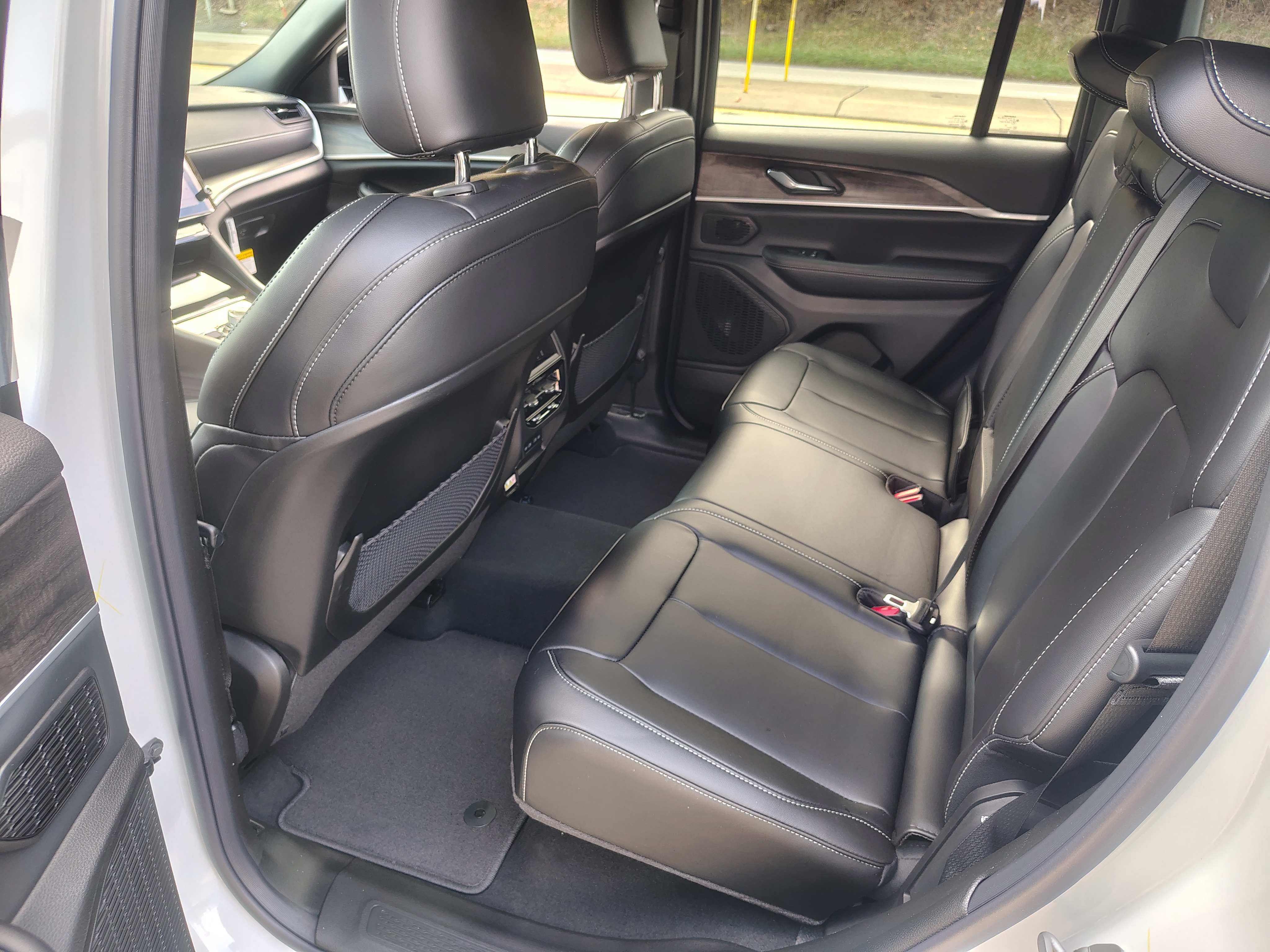 2027 Jeep Grand Cherokee photo 25 of 42