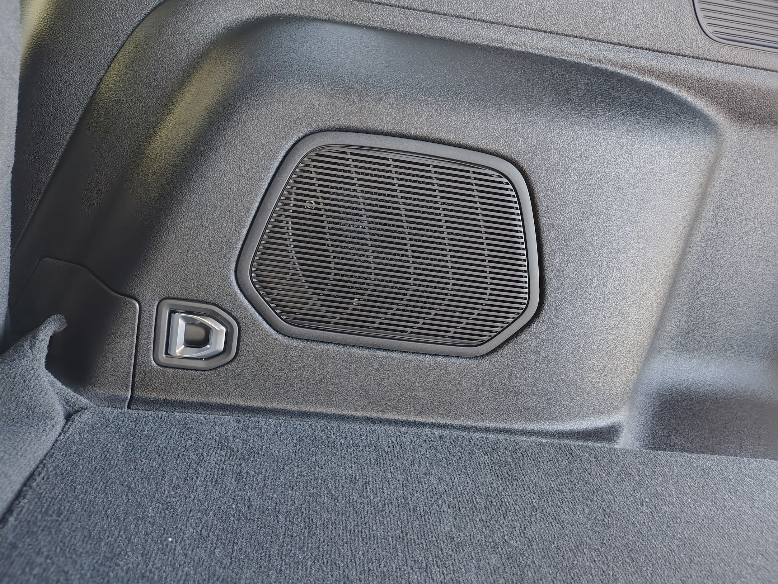 2027 Jeep Grand Cherokee photo 12 of 45