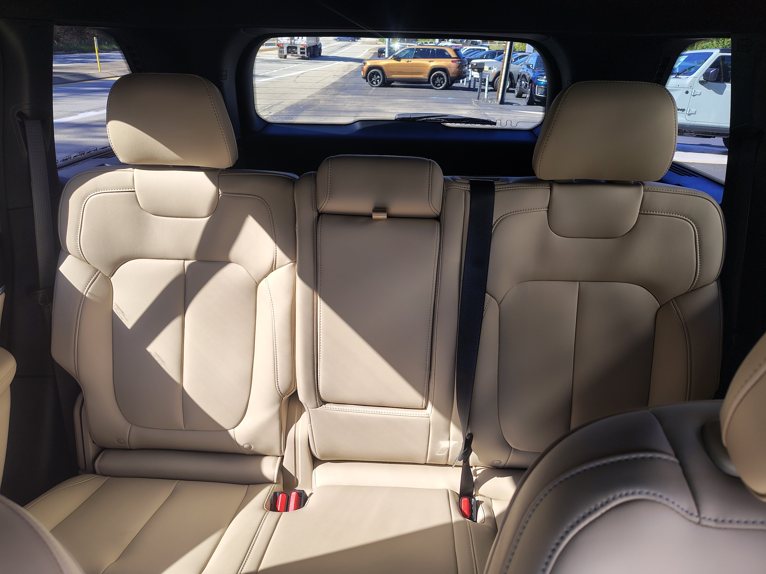 2027 Jeep Grand Cherokee photo 27 of 44