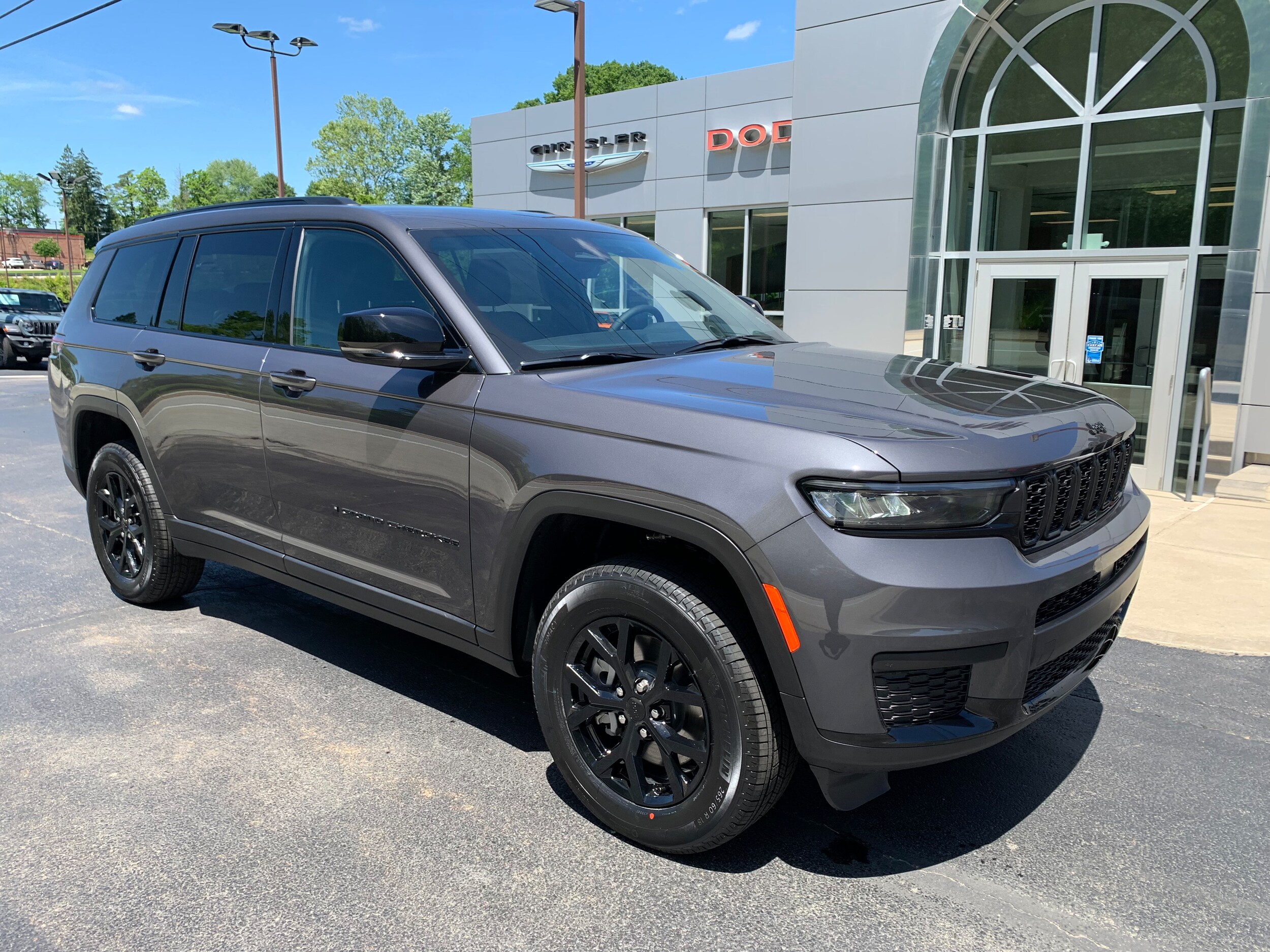 2025 Jeep Grand Cherokee Altitude photo 2