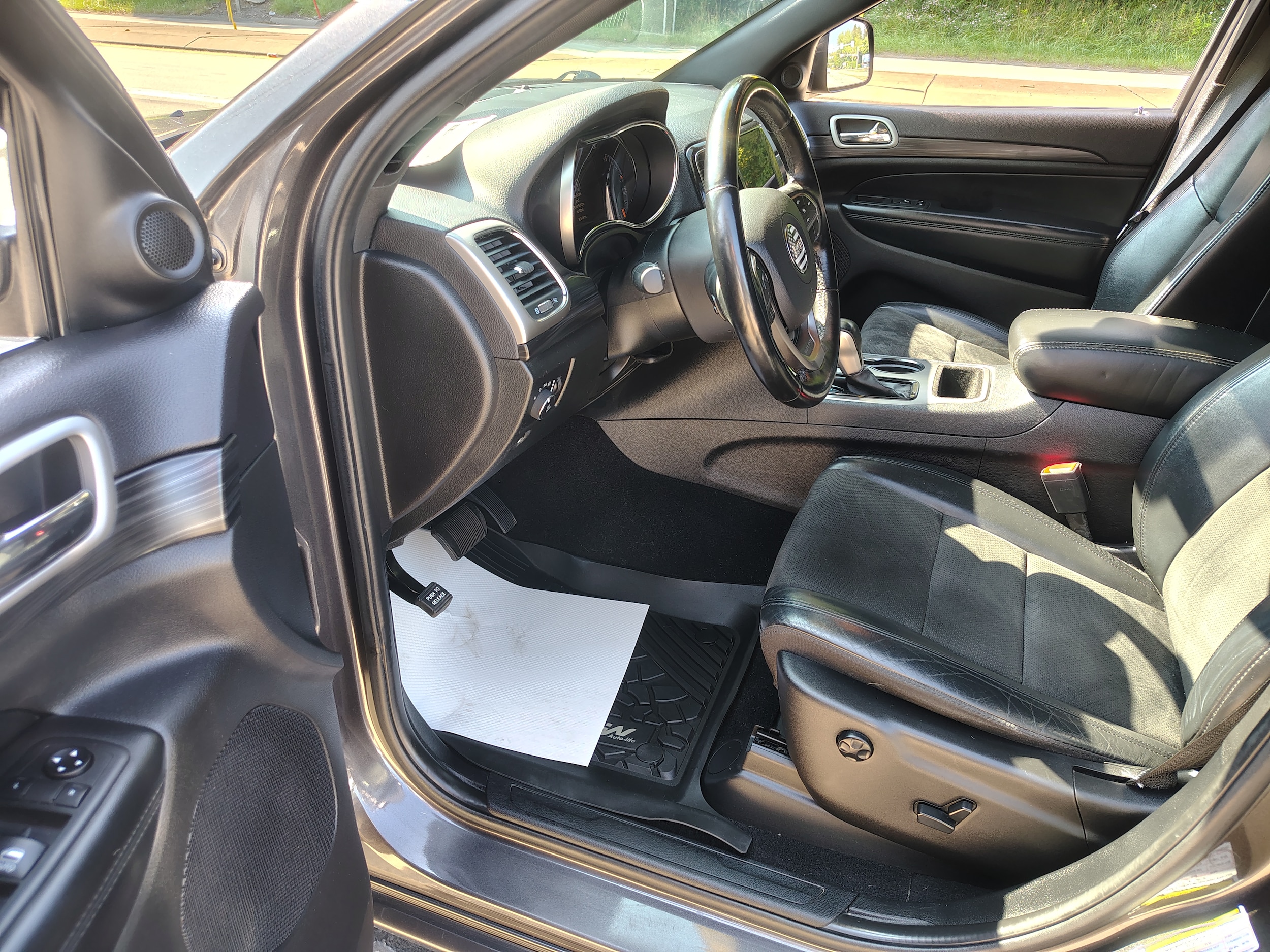 2021 Jeep Grand Cherokee Laredo X Granite Crystal Metallic Clearcoat at Solomon CJD Carmichaels
