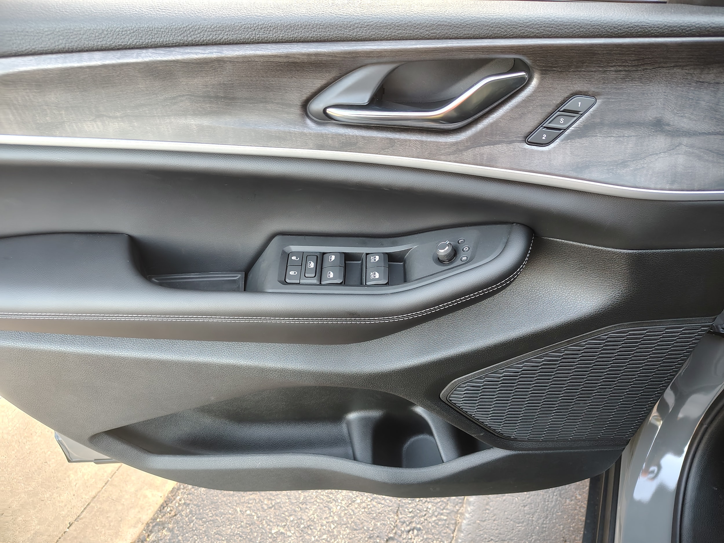2027 Jeep Grand Cherokee photo 22 of 43