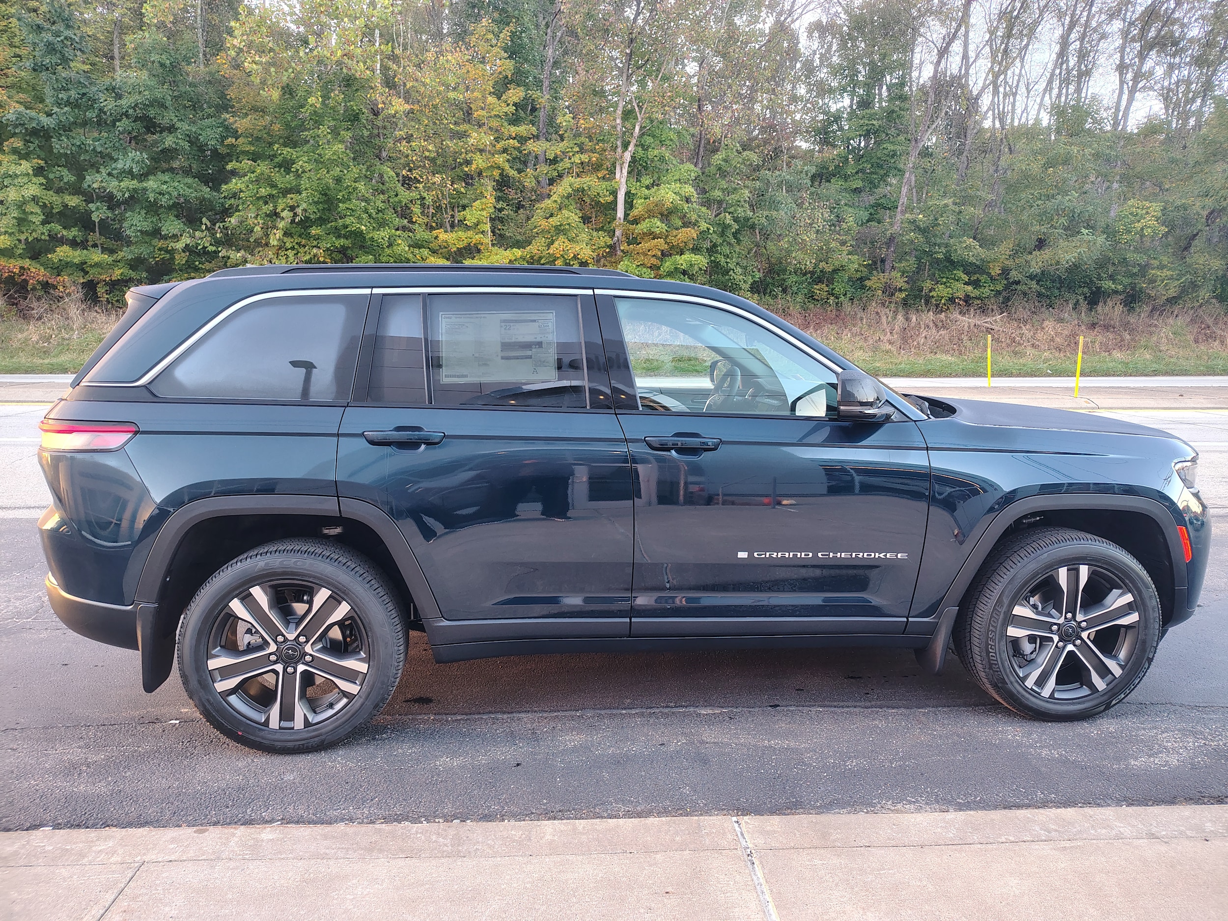 2027 Jeep Grand Cherokee photo 6 of 41