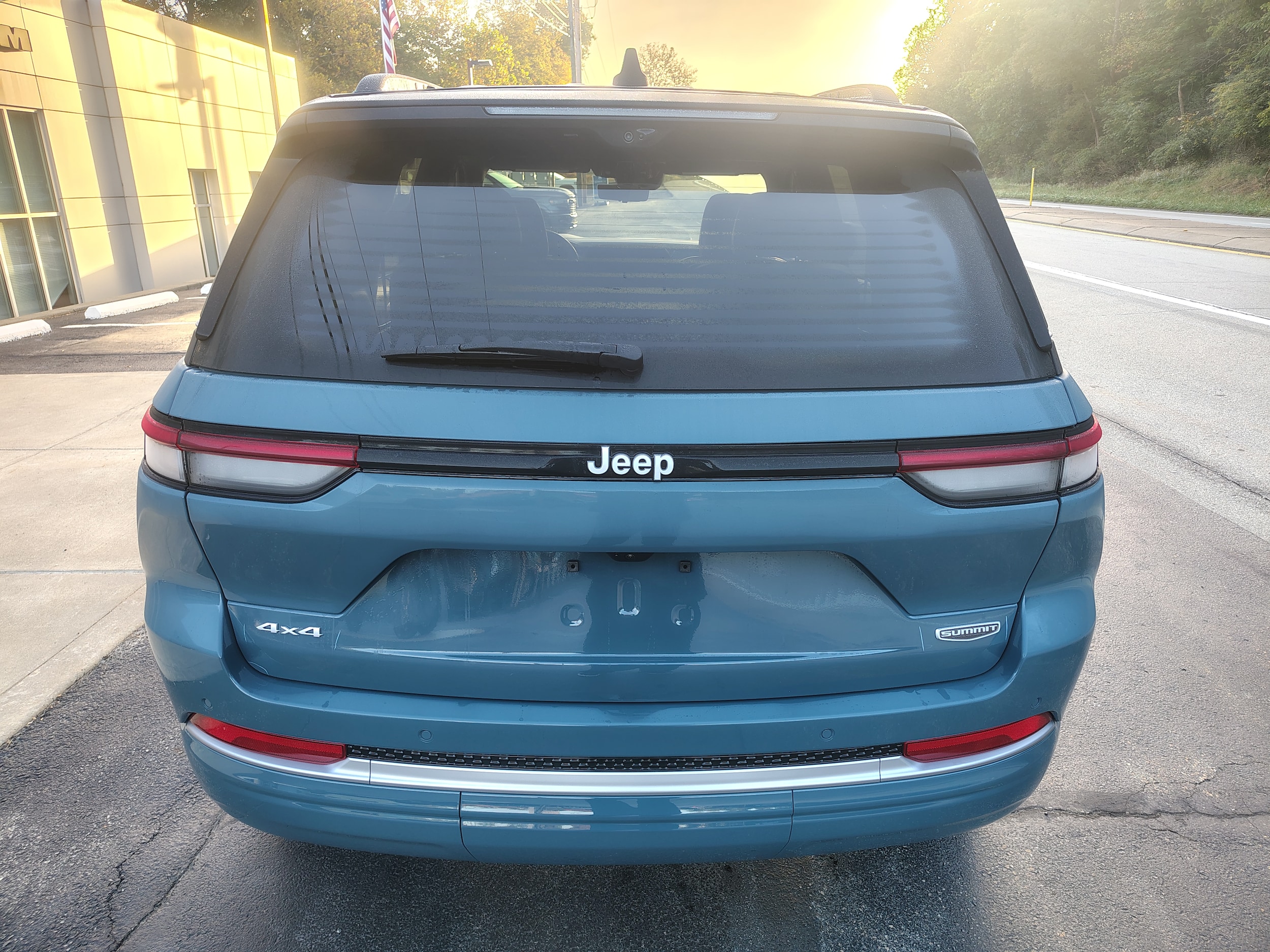 2027 Jeep Grand Cherokee photo 10 of 47