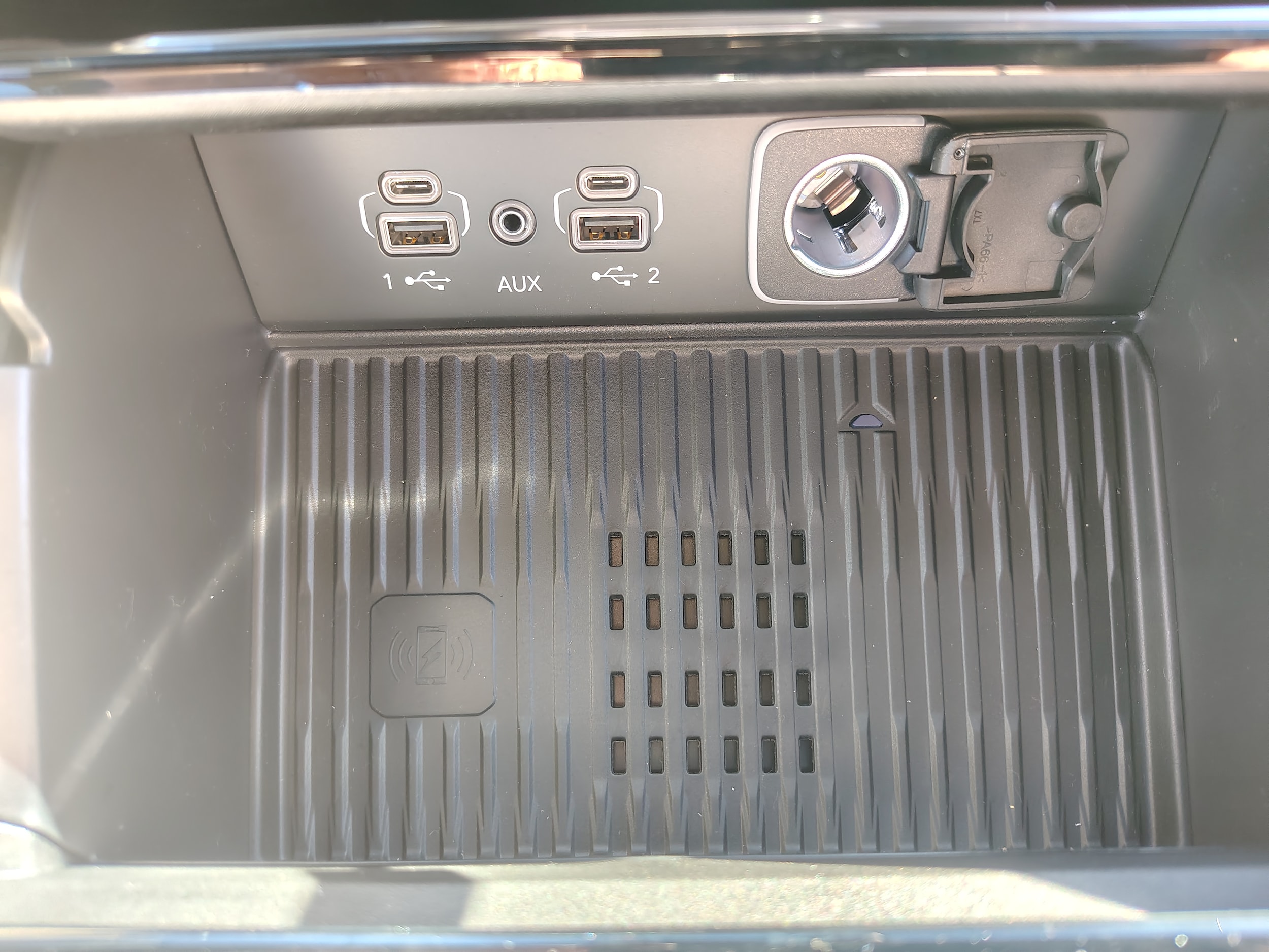 2027 Jeep Grand Cherokee photo 40 of 44