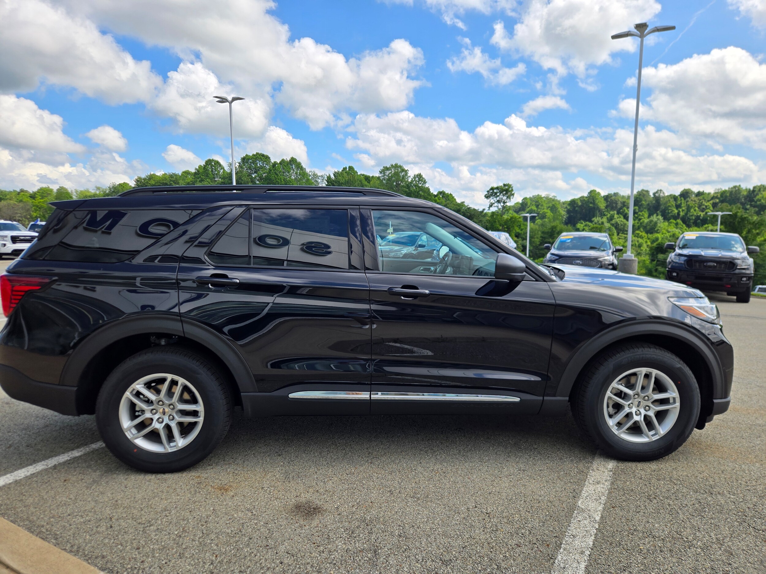 2025 Ford Explorer photo 4