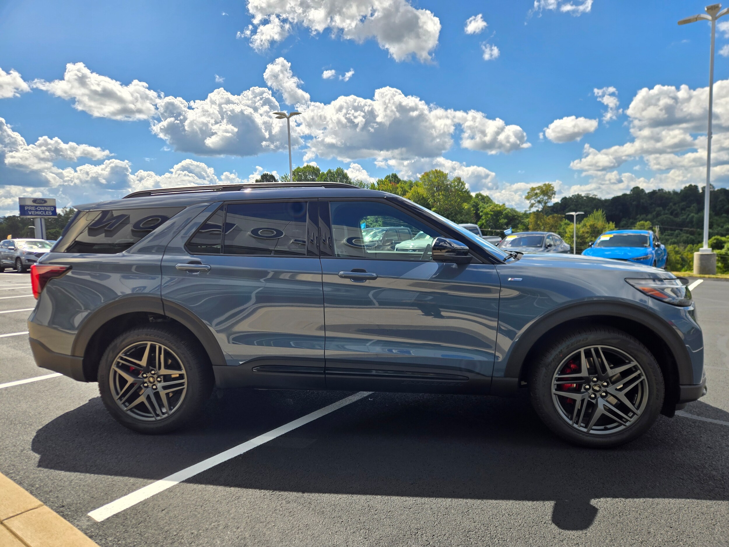 2025 Ford Explorer ST-Line photo 4