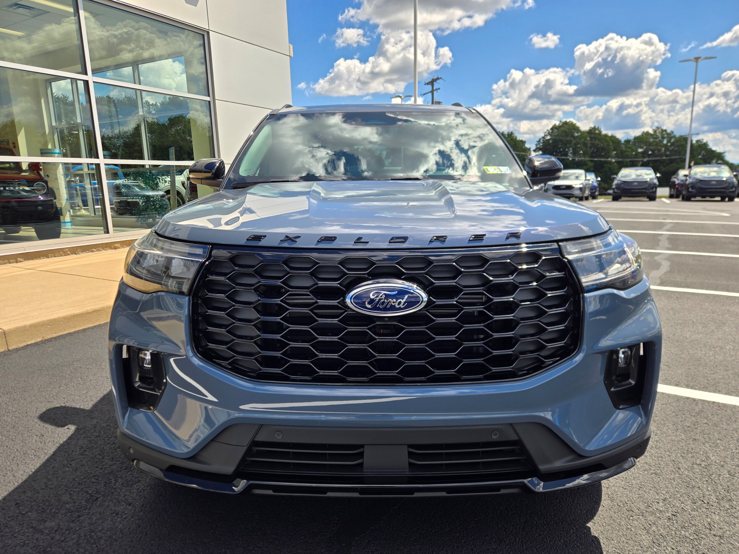2025 Ford Explorer ST-Line photo 2