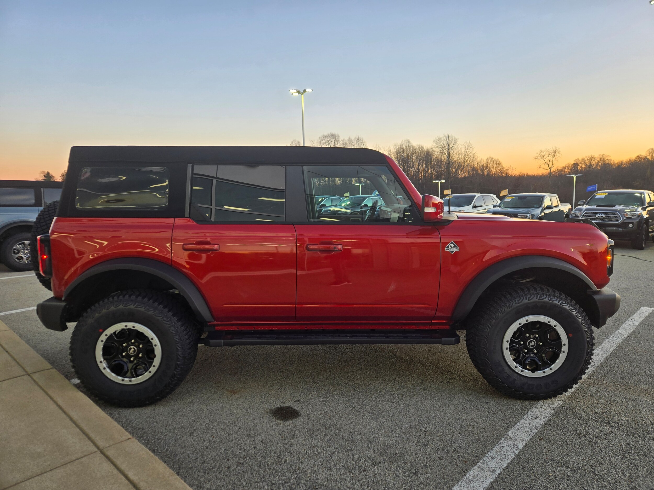 2024 Ford Bronco Outer Banks photo 3