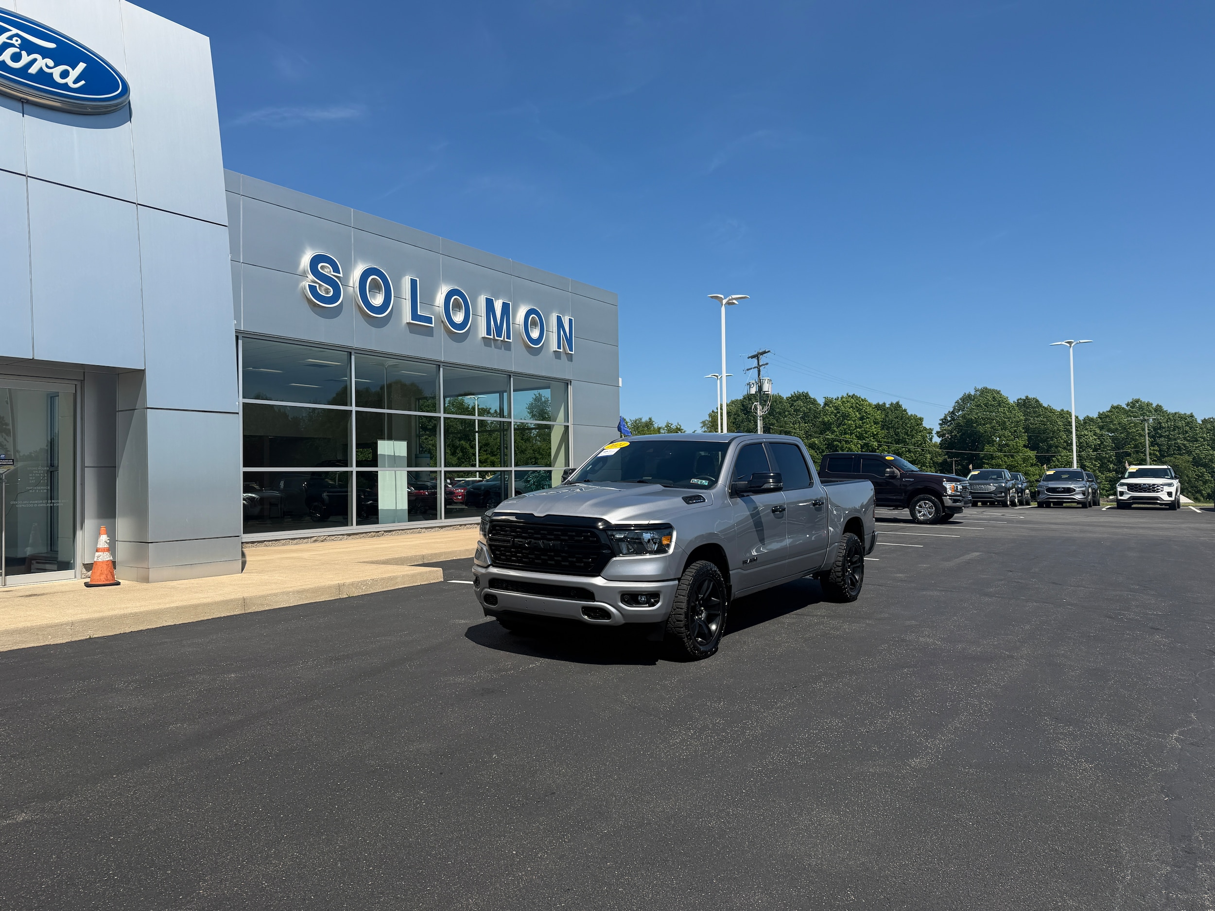 2024 RAM 1500 Big Horn/Lone Star 4x4 Crew Cab 5'7's photo