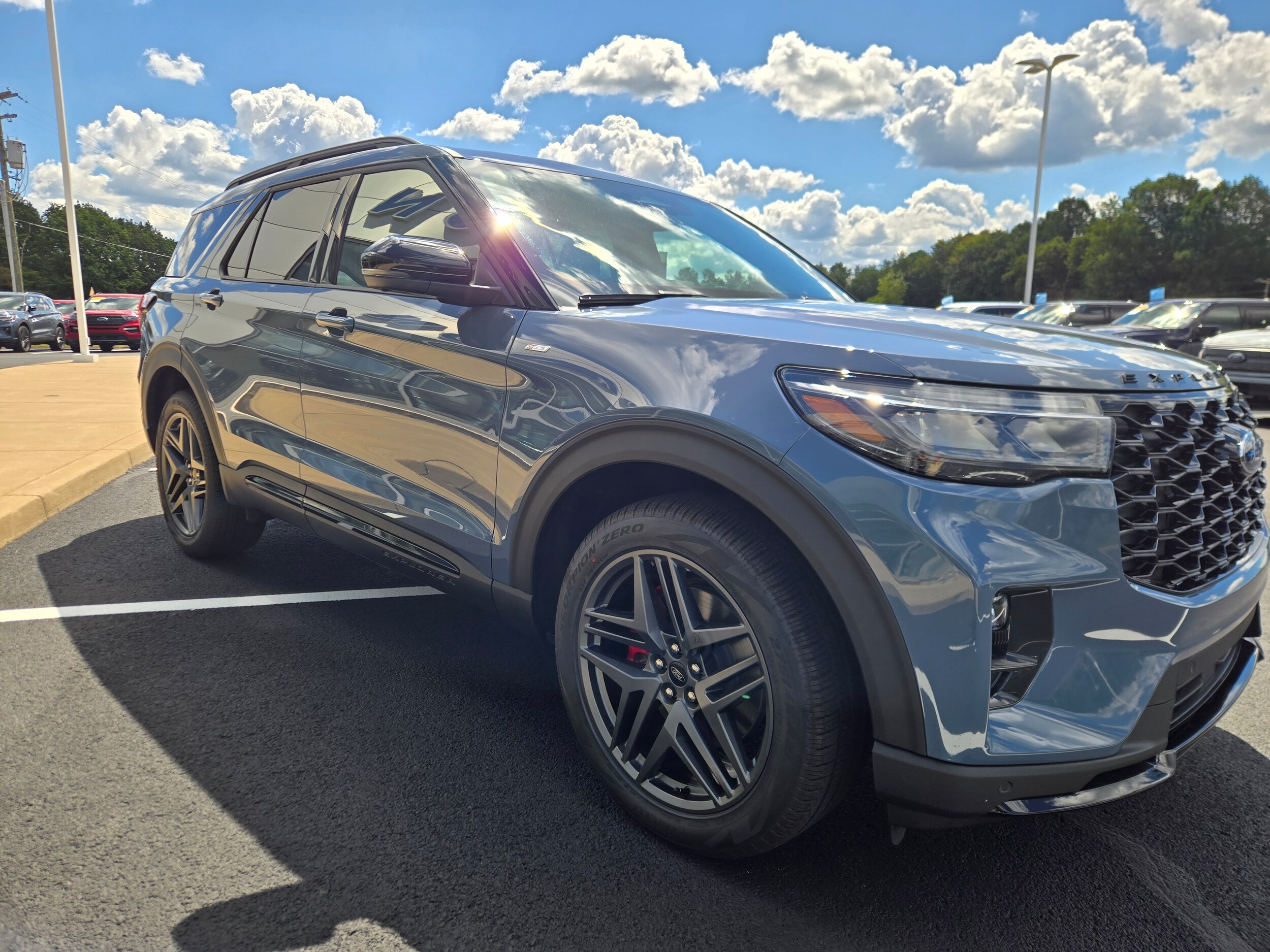 2025 Ford Explorer ST-Line photo 3