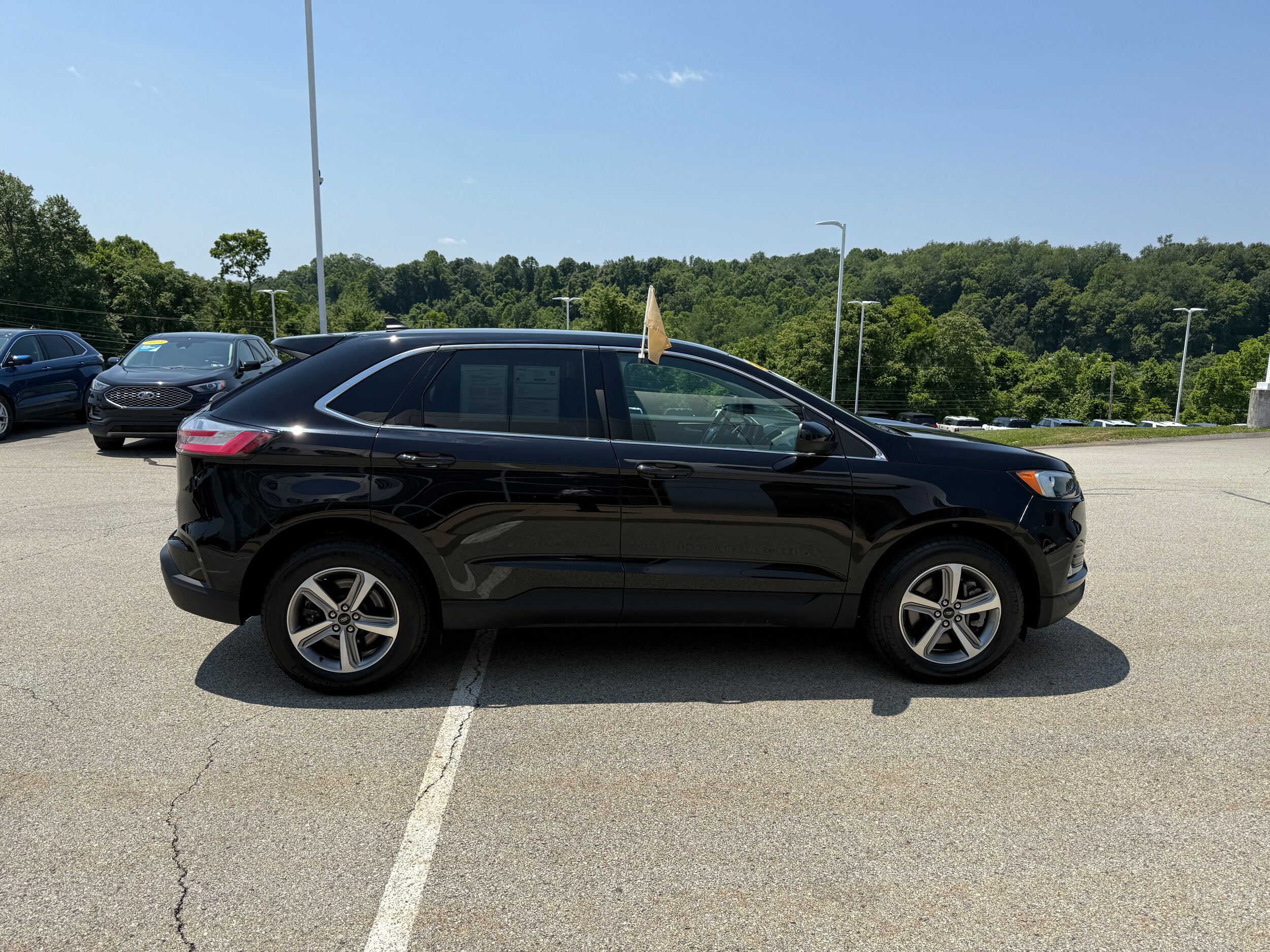2023 Ford Edge SEL photo 2