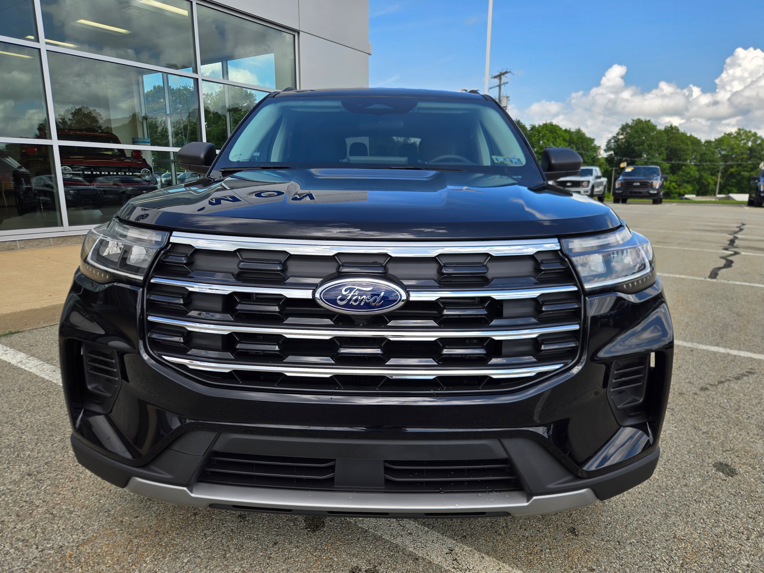 2025 Ford Explorer photo 2