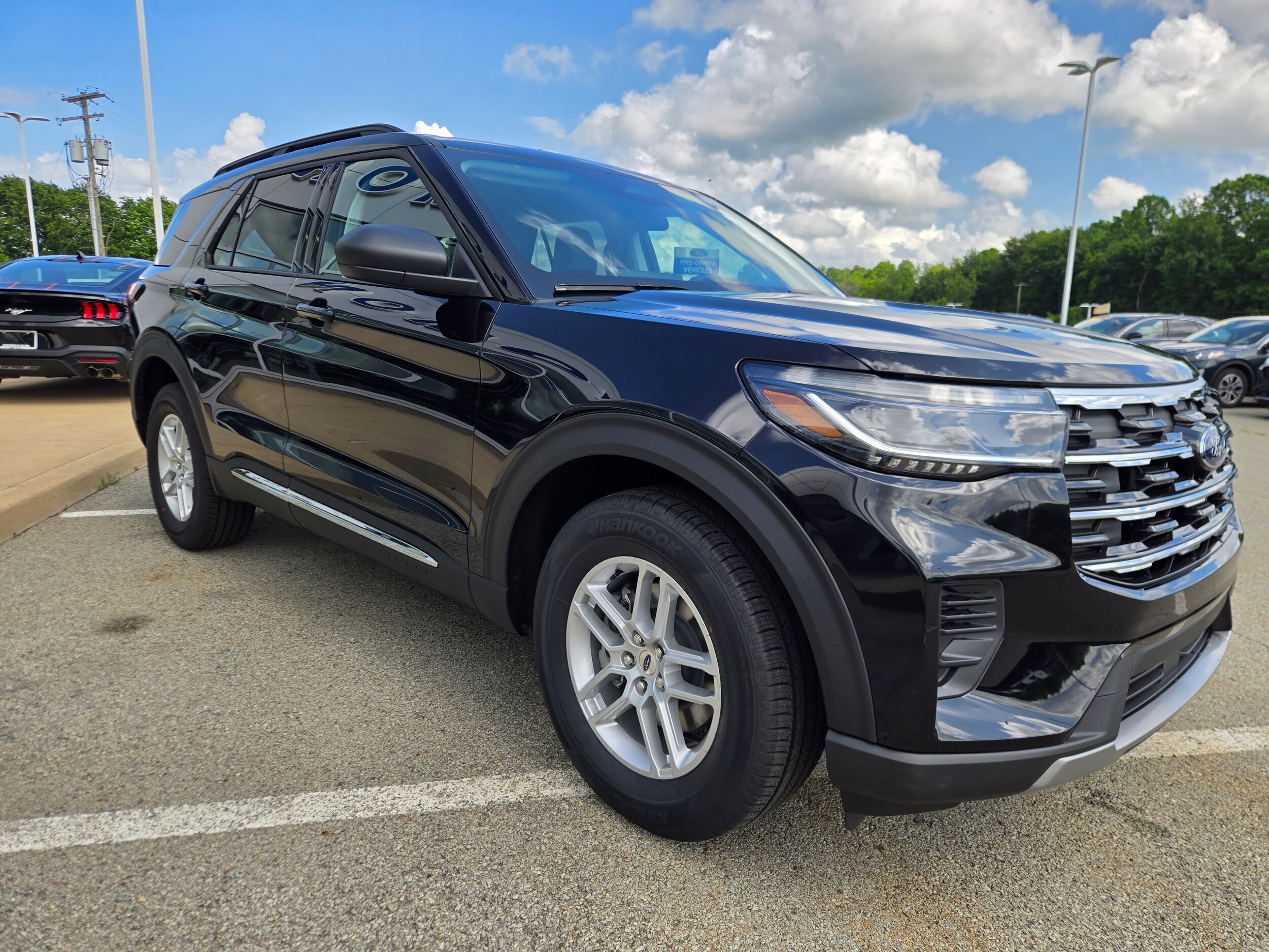 2025 Ford Explorer photo 3