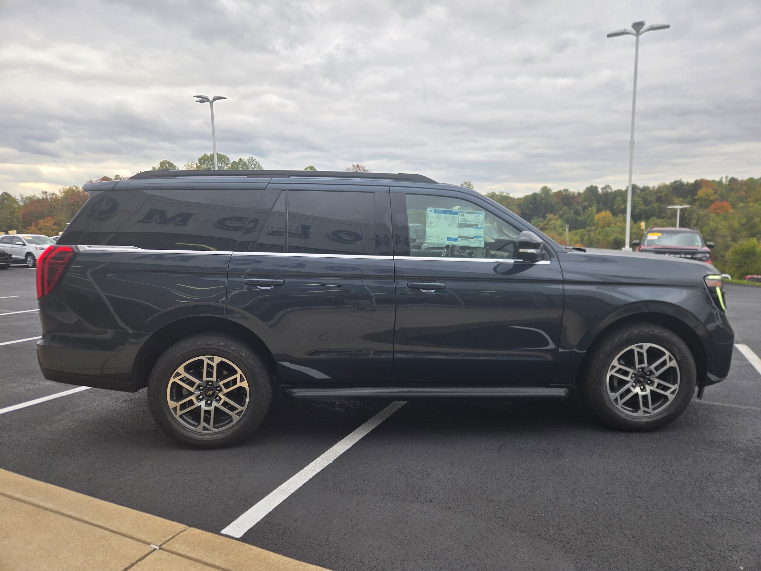 2025 Ford Expedition photo 2