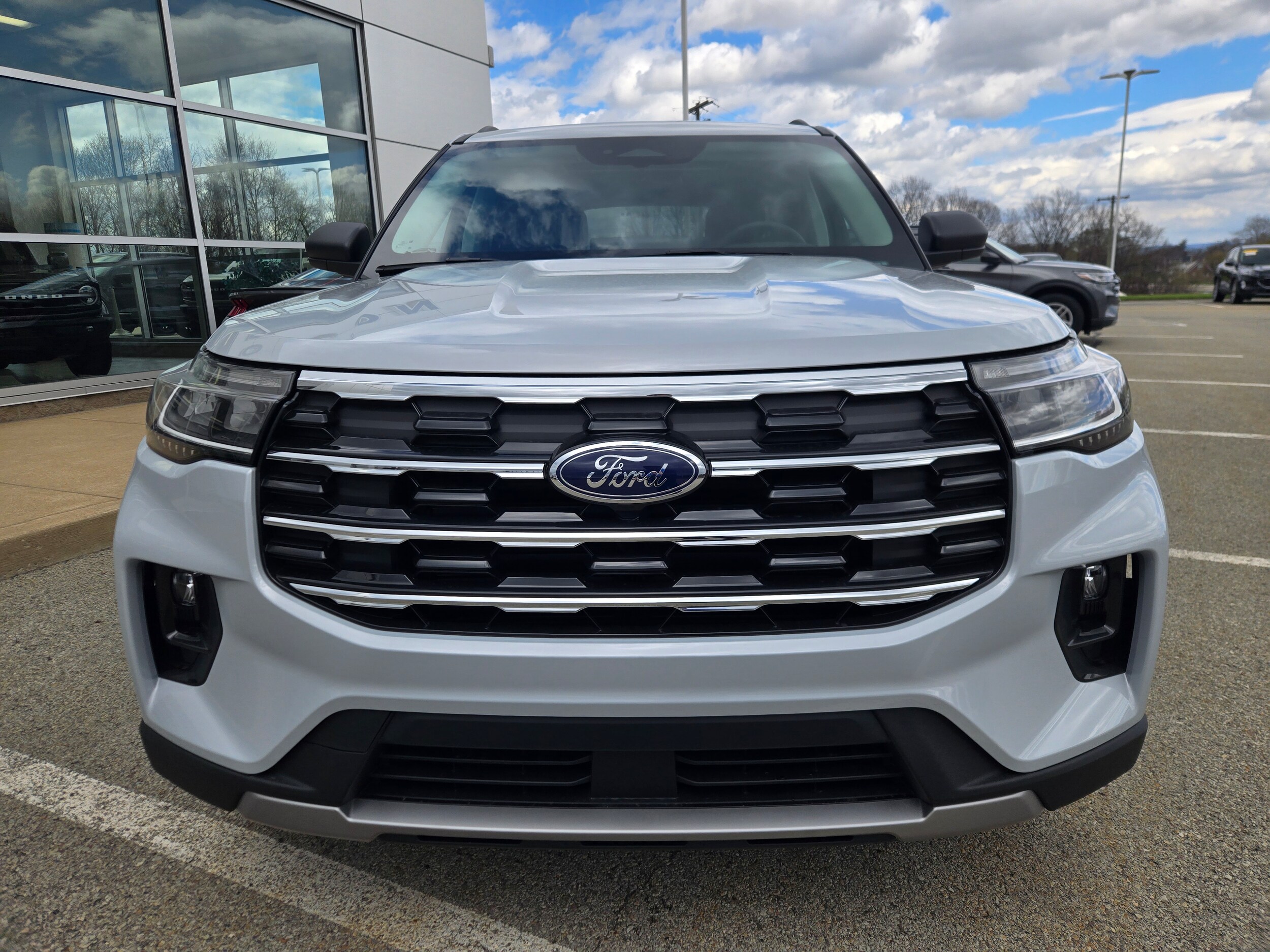 2025 Ford Explorer photo 2