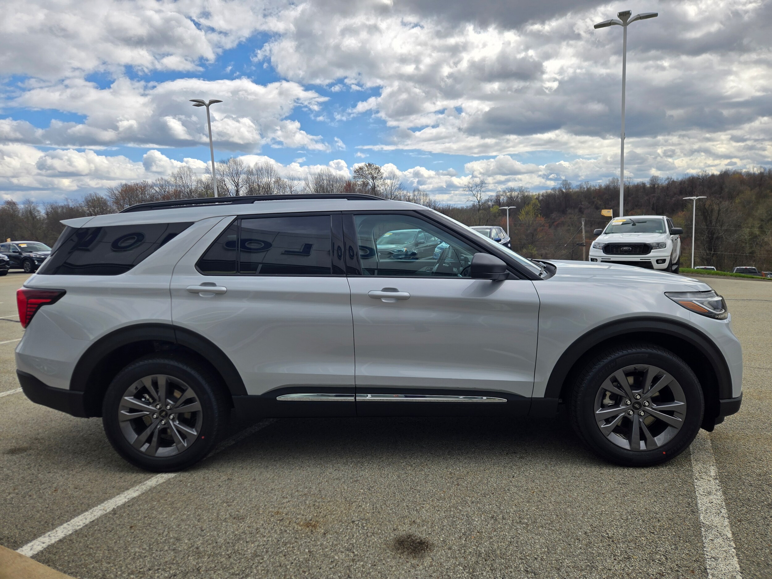 2025 Ford Explorer photo 4