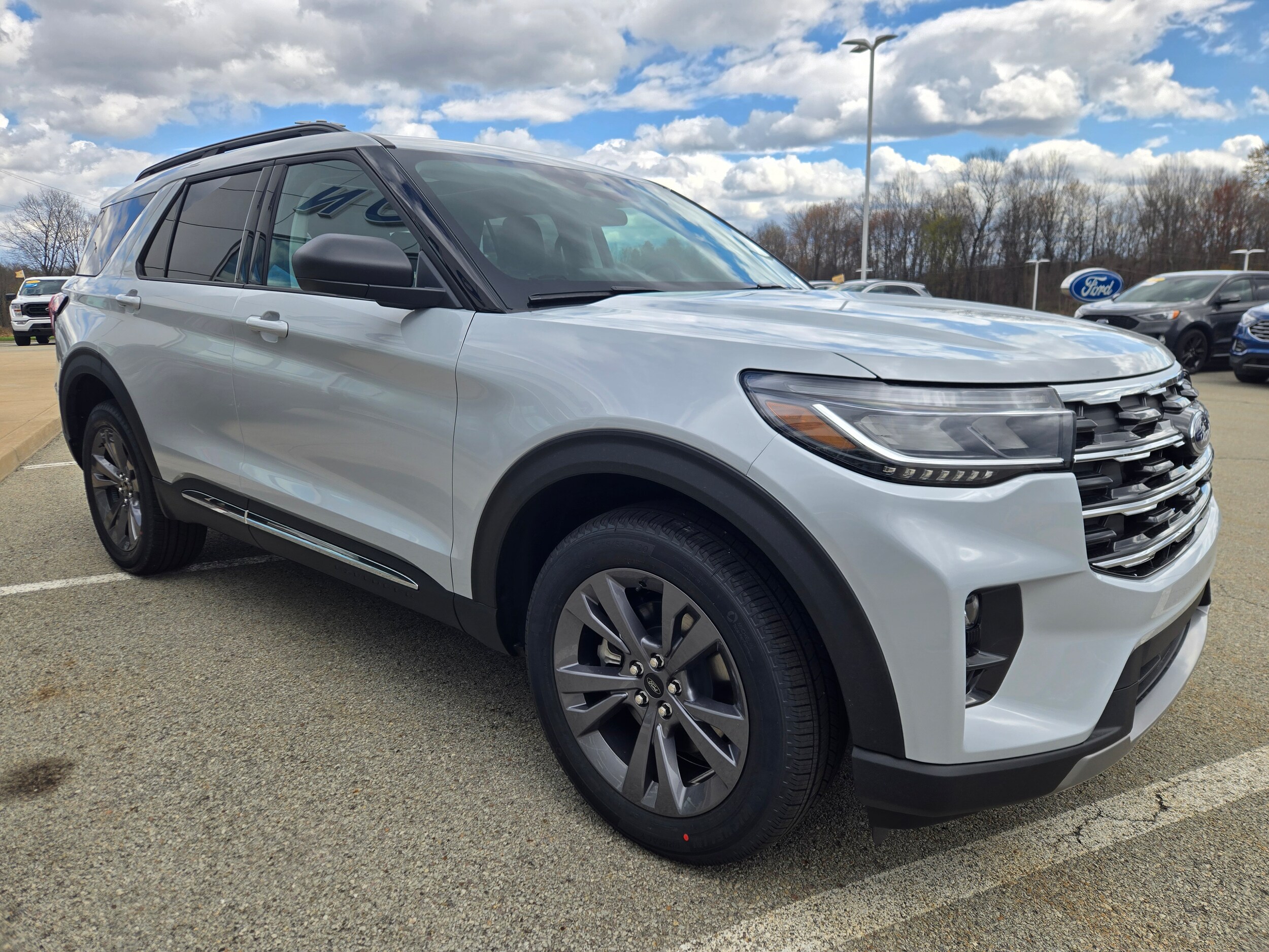 2025 Ford Explorer photo 3