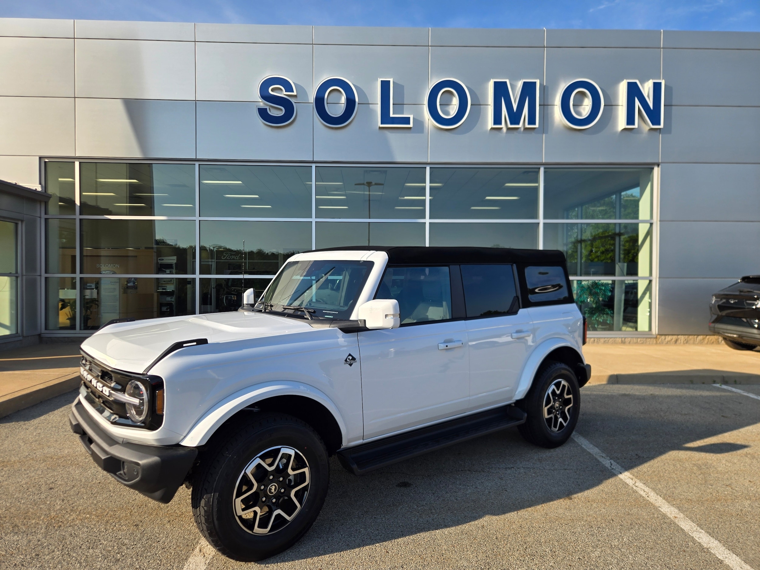 2025 Ford Bronco 4-Door Outer Banks's photo