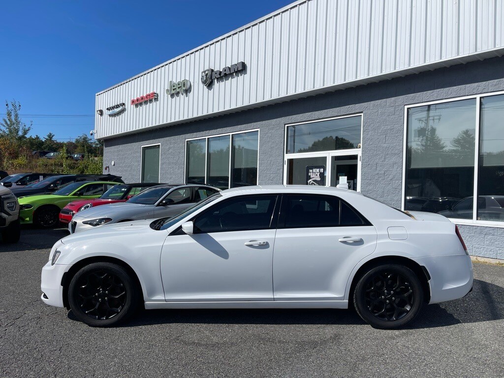 2015 Chrysler 300 S photo 3