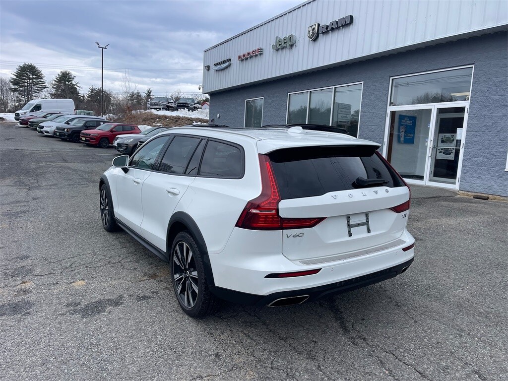 2021 Volvo V60 Cross Country T5 photo 3